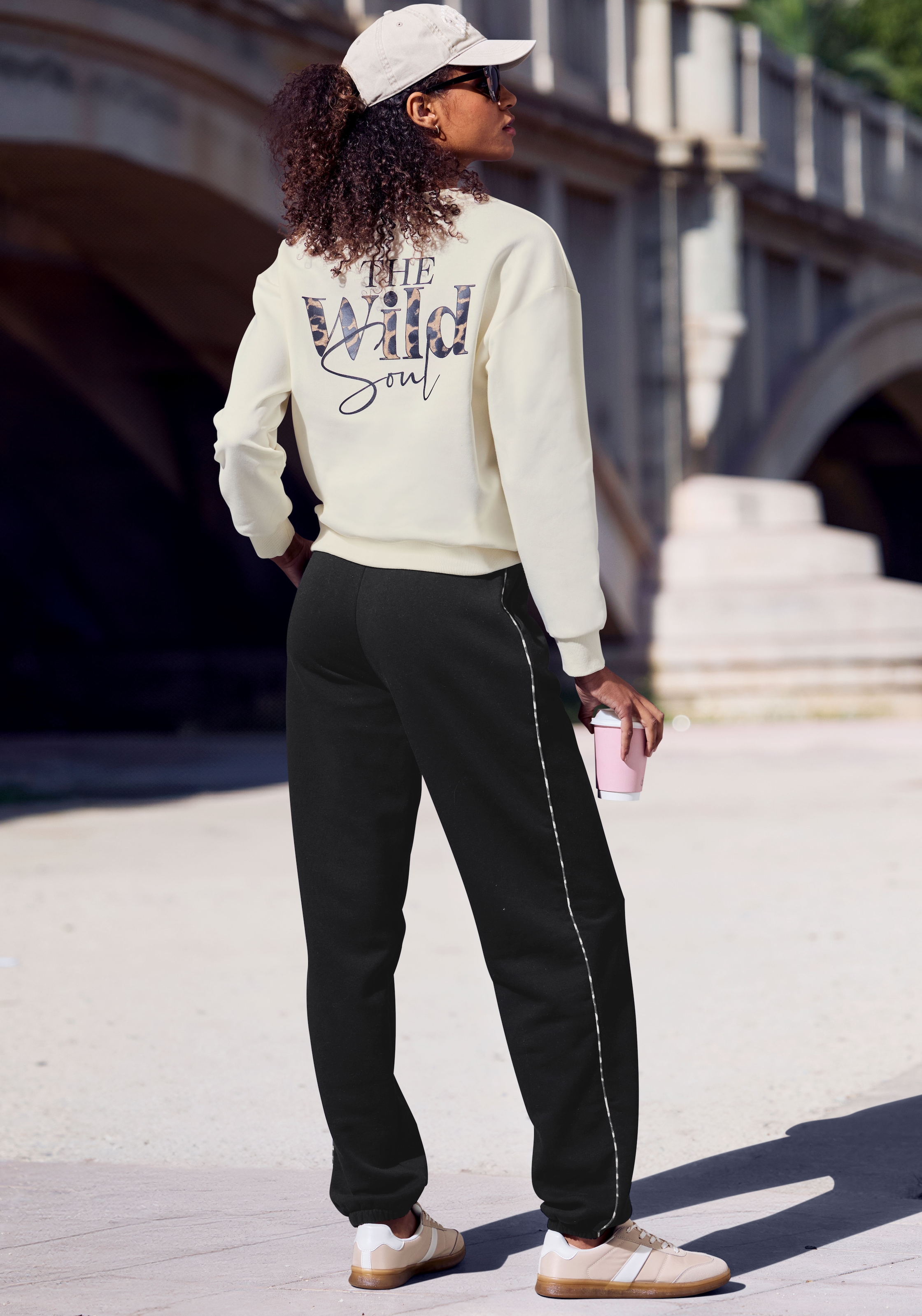Buffalo Sweathose »Loungehose«  mit seitlichen Piping in Leo-Optik, Home- und Loungewear