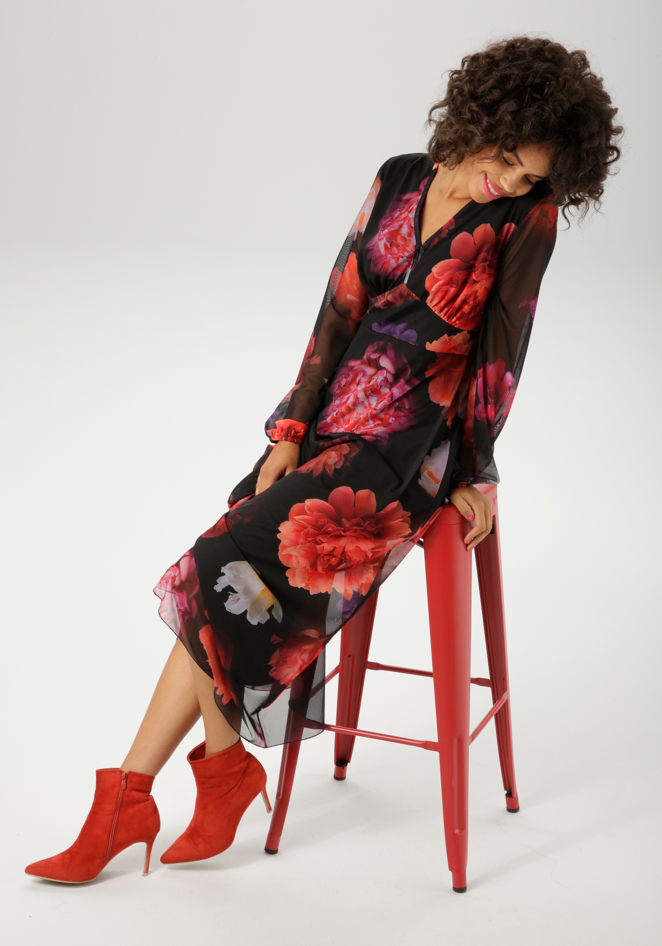 Aniston CASUAL Maxikleid, mit farbenfrohen, großflächigen Blüten bedruckt - NEUE KOLLEKTION