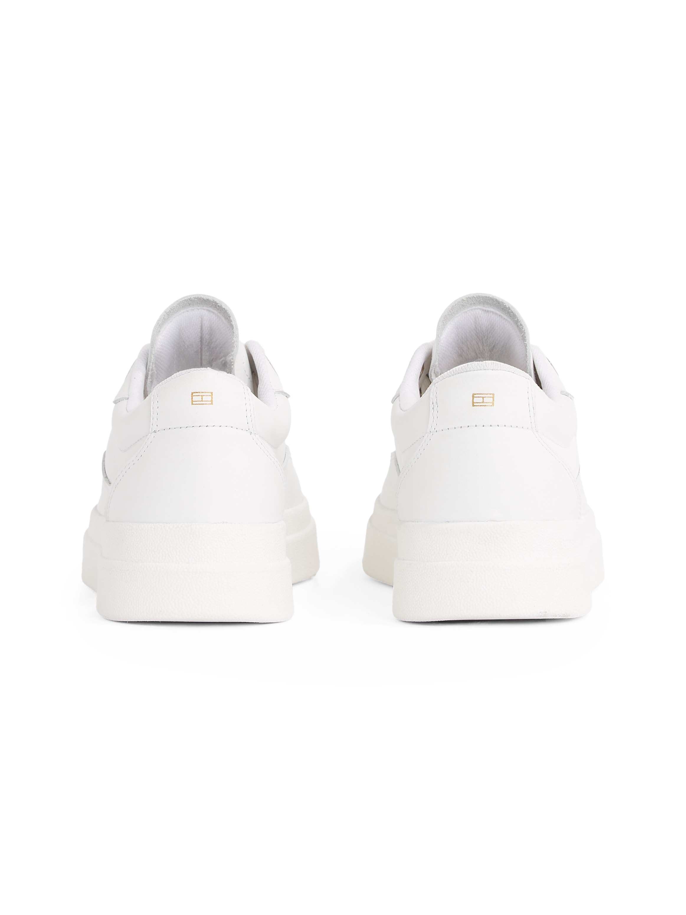 Tommy Hilfiger Plateausneaker »MODERN COURT SNEAKER LTHR«, Freizeitschuh, Halbschuh, Schnürschuh mit Kontrast-Logo