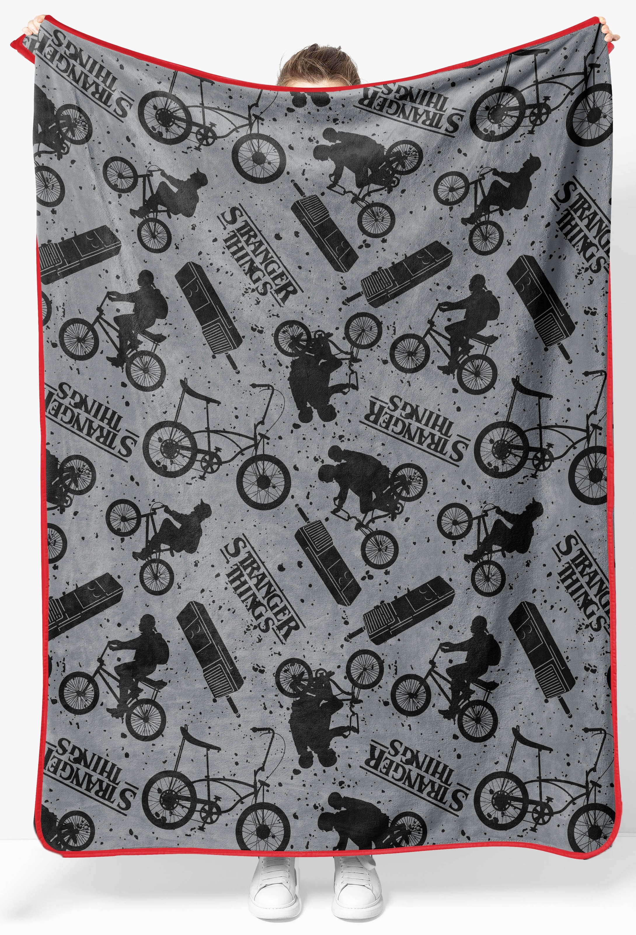 Stranger things Kinderdecke »Netflix Stranger Things« Kuschelige Fleecedecke Grau Bike – 117 x 152 cm