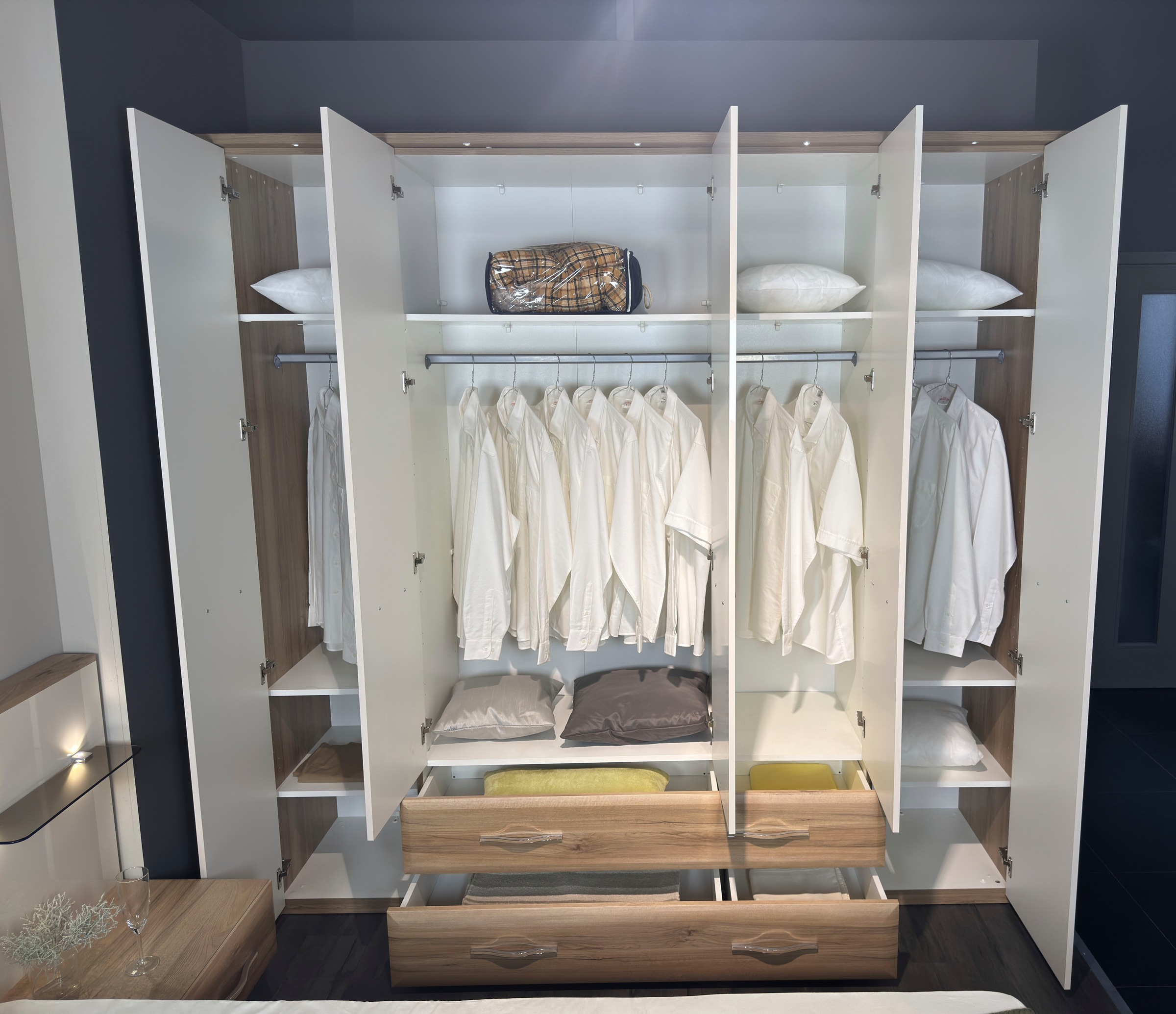 Home affaire Kleiderschrank »Gala, beige hochglänzend UV lackiert, kratzfest, FSC-zertifiziert«, (abgerundete Schubladen aus MDF im Holzdekor, soft-close), mit Beleuchtung und Passpartourahmen, hoher Schrank (224cm), 4 Breiten