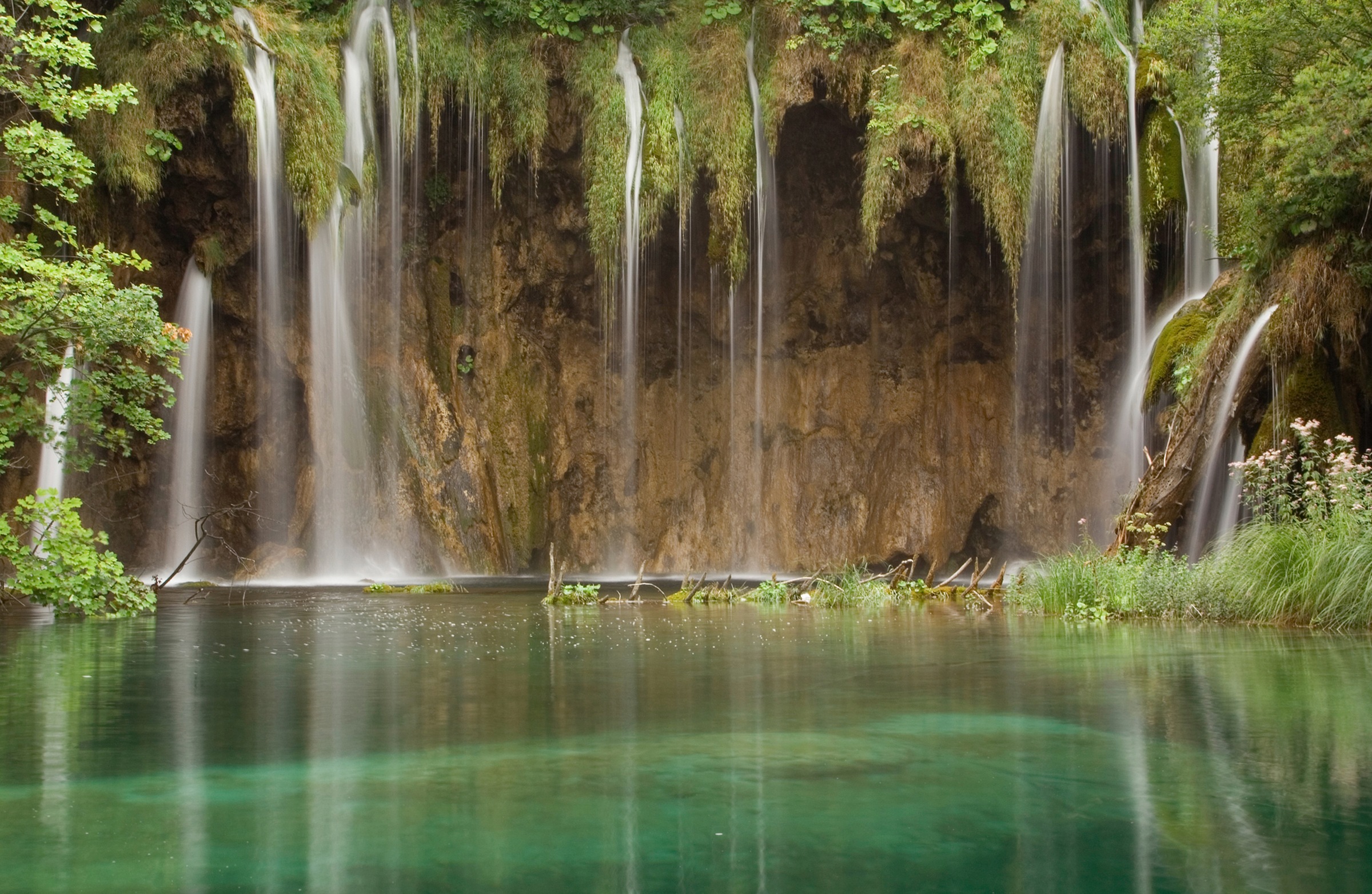 Papermoon Fototapete »WASSERFALL-FLUSS SEE WALD STEINE BLUMEN BERGE BACH XXL«
