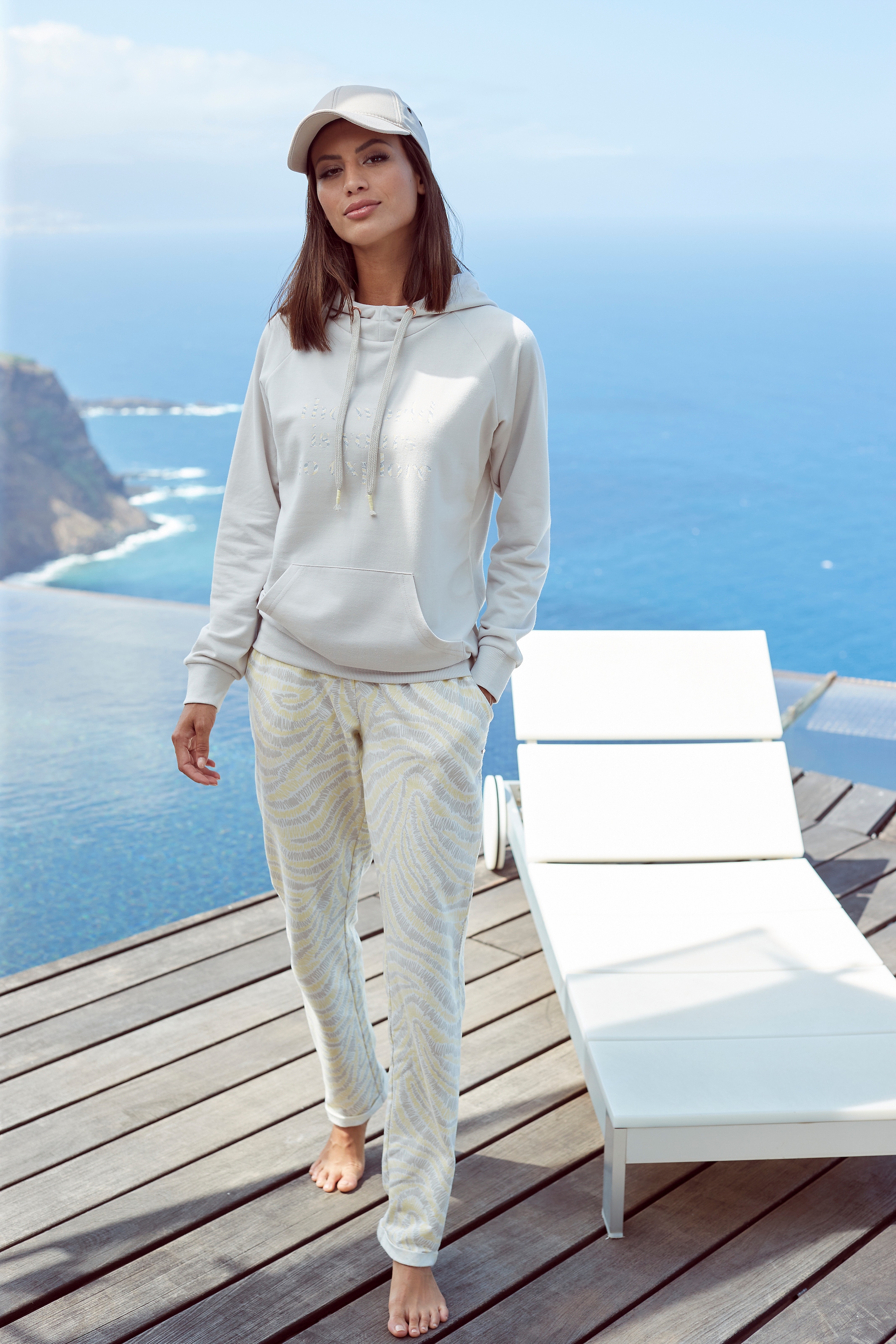 LASCANA Hoodie, mit Statement Druck, Loungeanzug