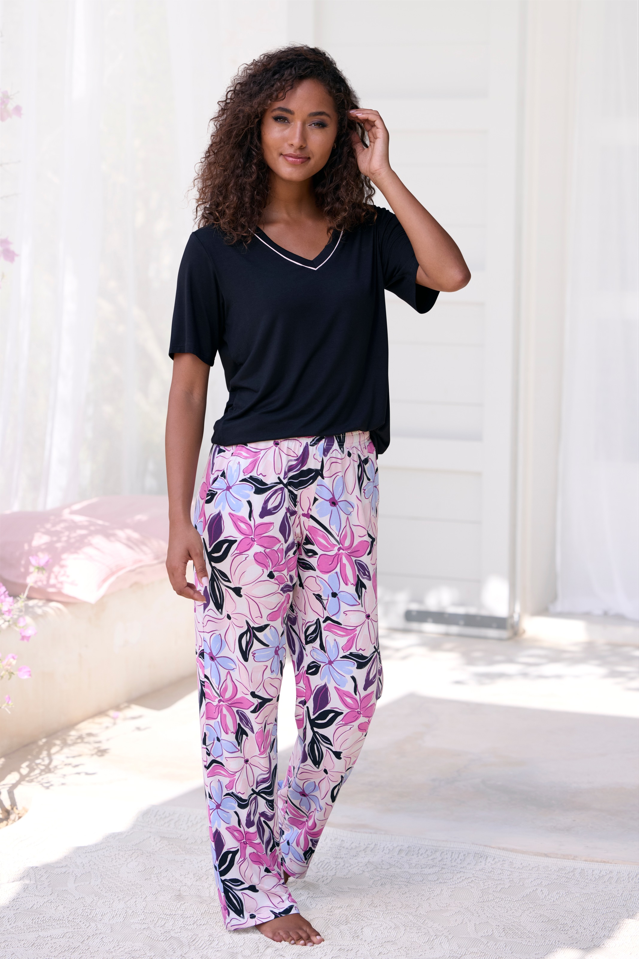 LASCANA Pyjama, (2 tlg.), mit schönem Blumendruck