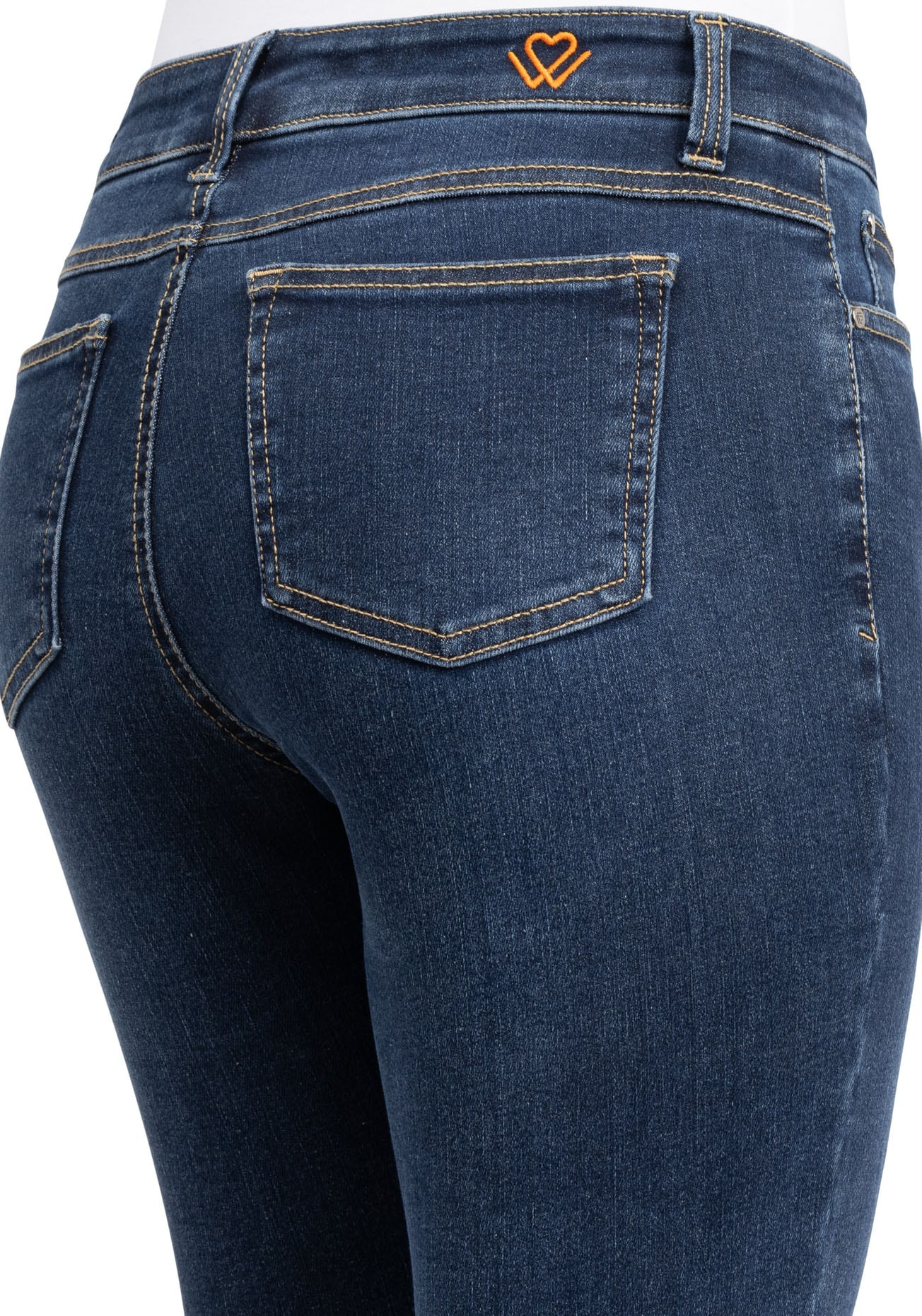 wonderjeans Bootcut-Jeans, Figurbetonte Form mit leicht ausgestelltem Bein