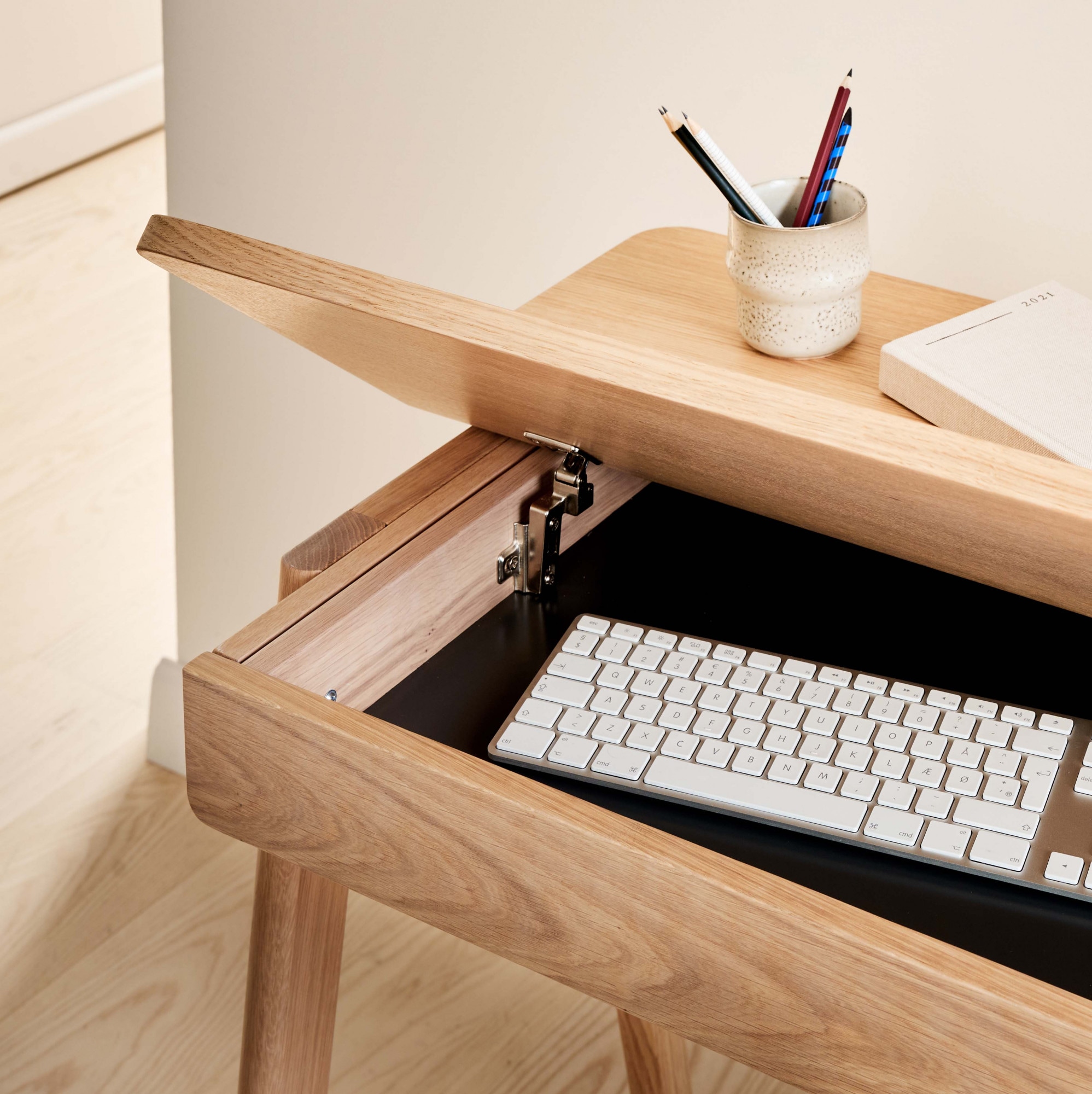 Hammel Furniture Schreibtisch »Findahl by Hammel Home Desk«, (1 St.), 110x55,5/72,5 cm, mit Stauraum und Beine aus Massivholz
