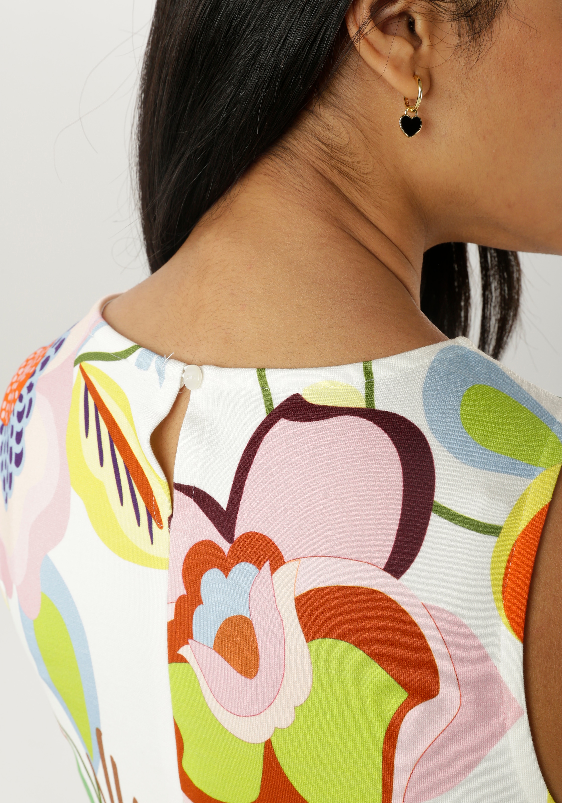Aniston SELECTED Sommerkleid, mit modischen, floralem Druck