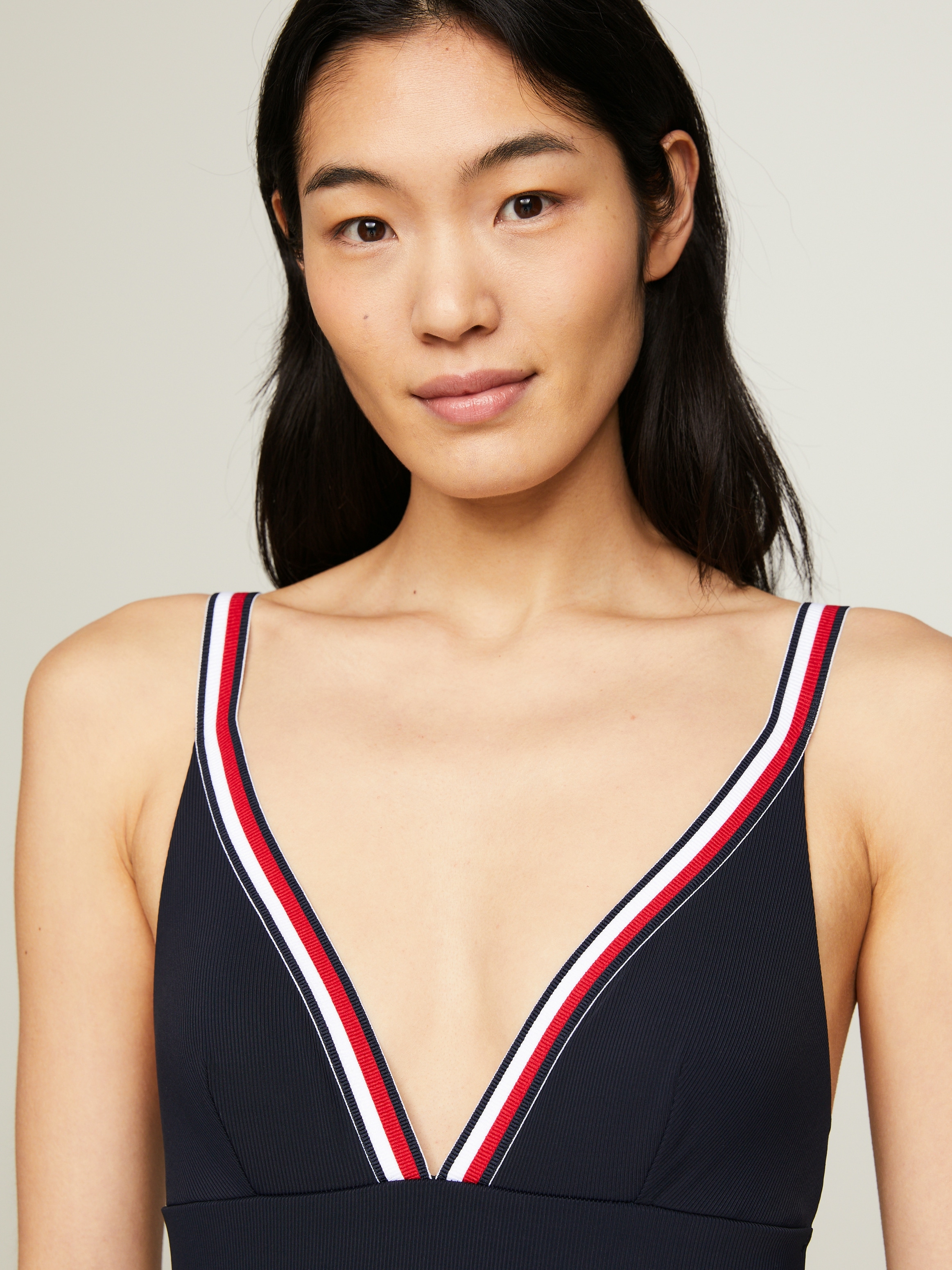 Tommy Hilfiger Swimwear Badeanzug »TRIANGLE ONE PIECE RP«, mit kontrastfarbenen Kanten