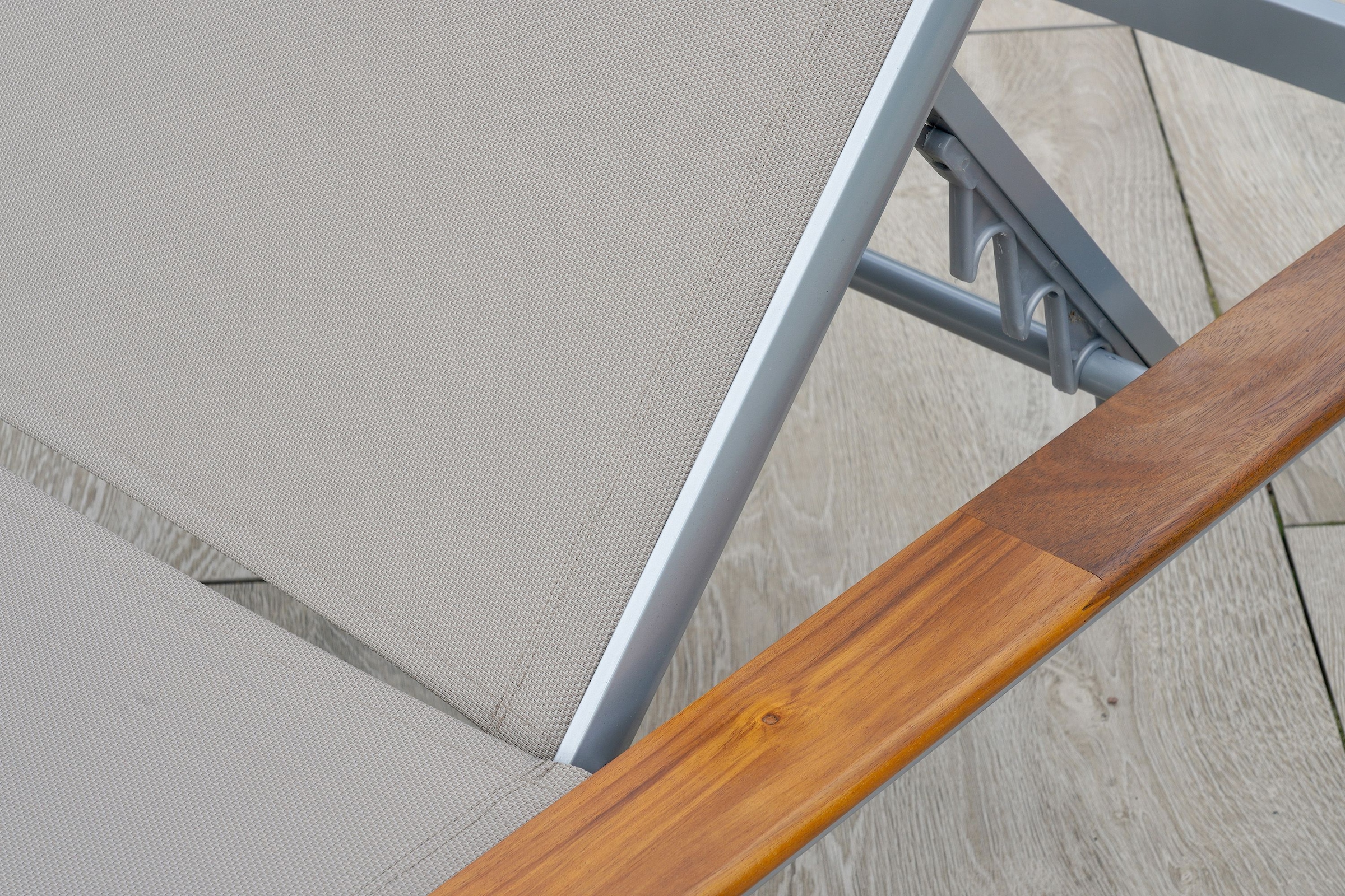 MERXX Gartenliege »Naxos« Applikationen aus Akazienholz, inkl. Beistelltisch