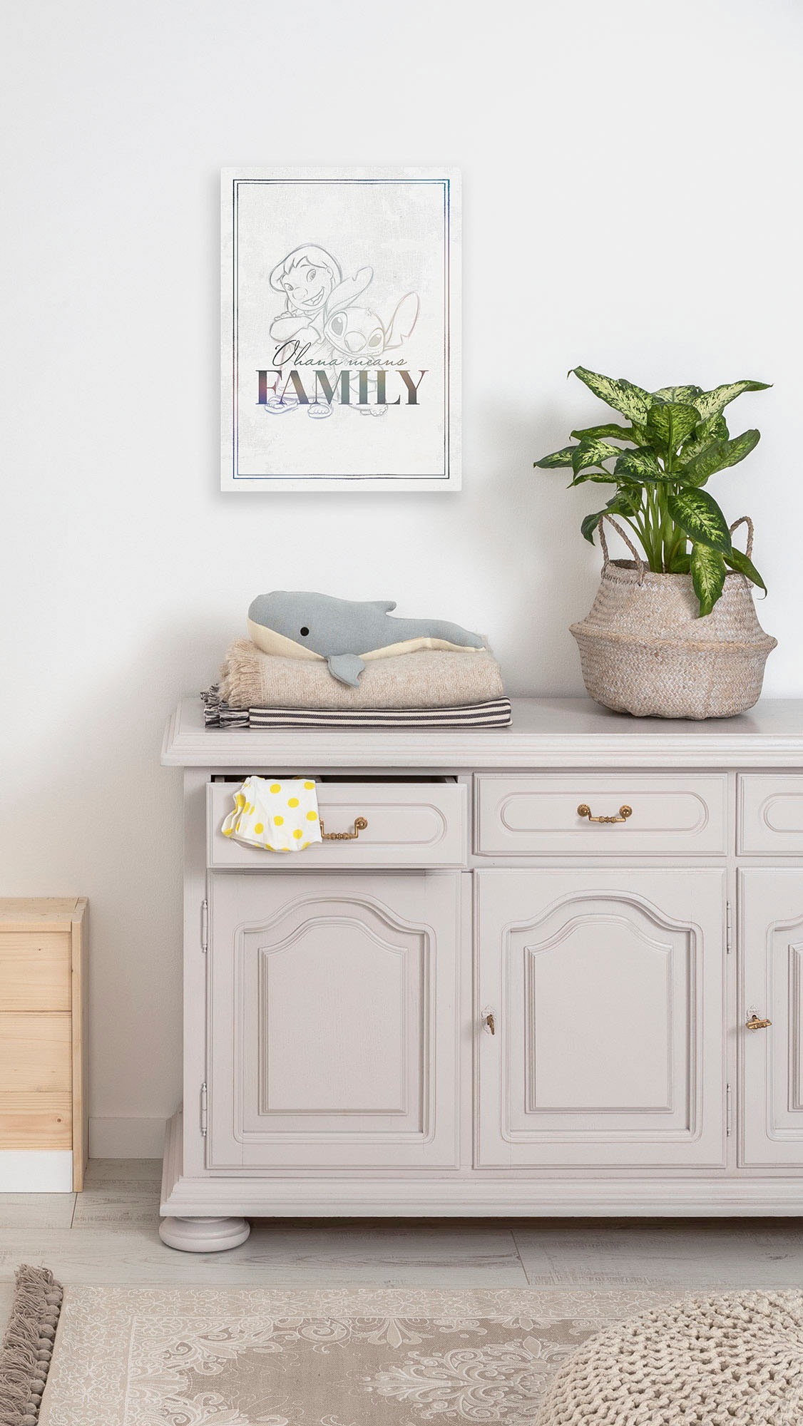 Komar Leinwandbild »Lilo & Stitch Family Goals - Größe 30 x 40 cm«, Disney, (1 St., 30 x 40 cm (Breite x Höhe), Keilrahmenbild mit Echtholzrahmen, Kinderzimmer