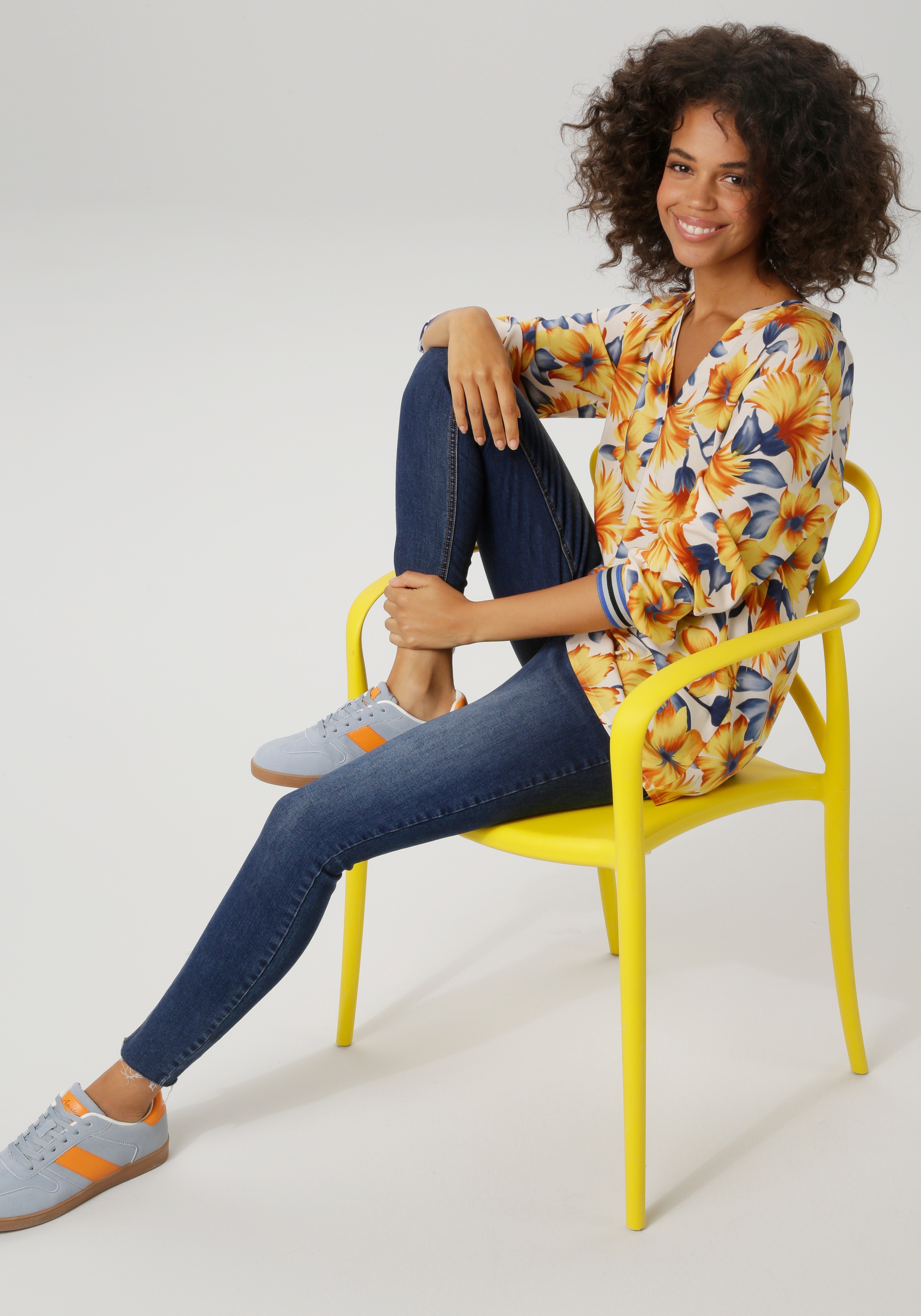 Aniston CASUAL Schlupfbluse mit farbharmonischen, großflächigen Blüten bedruckt - NEUE KOLLEKTION