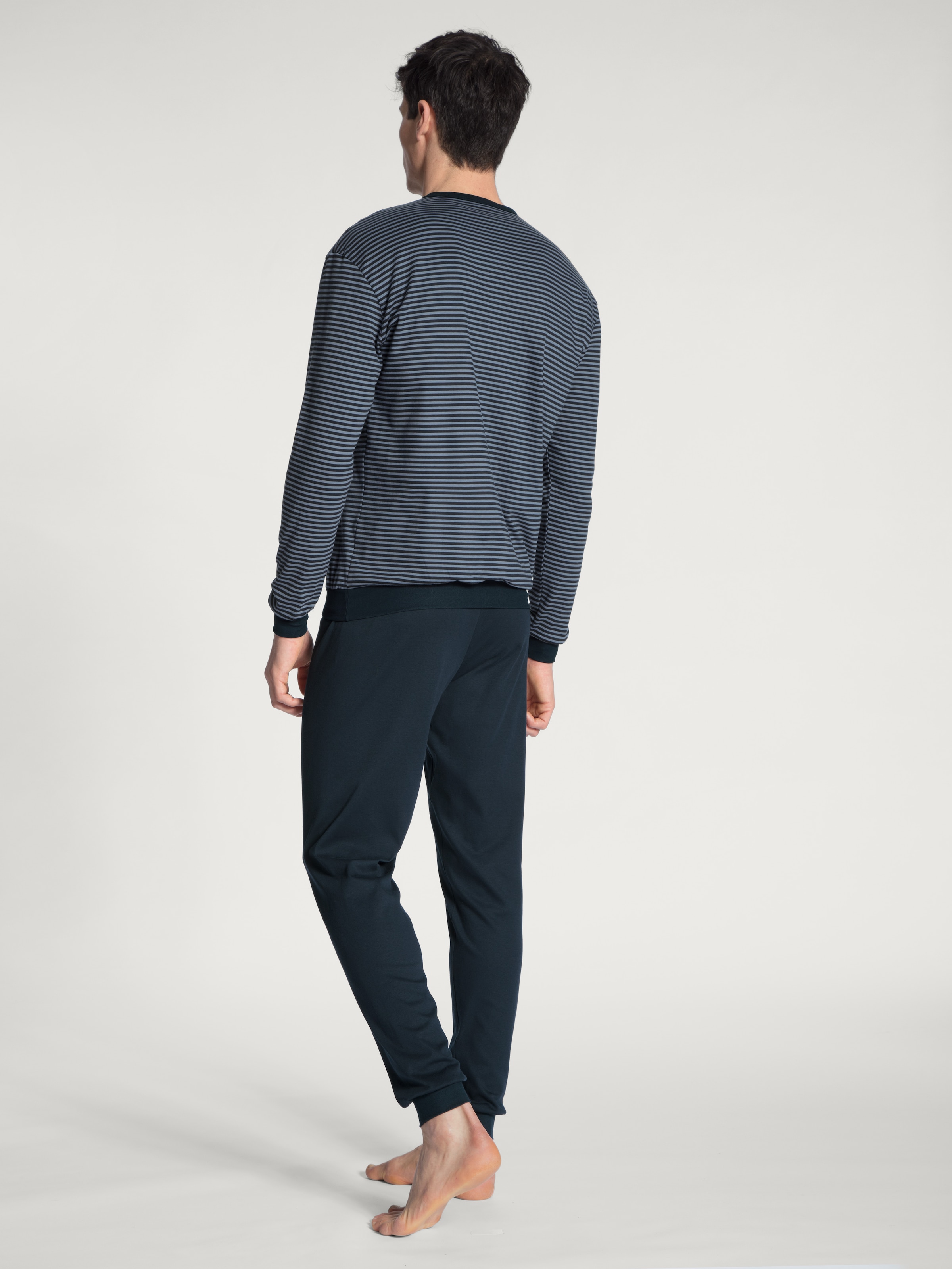 CALIDA Schlafanzug »Relax Streamline«, (2 tlg.), mit V-Neck und Bündchen