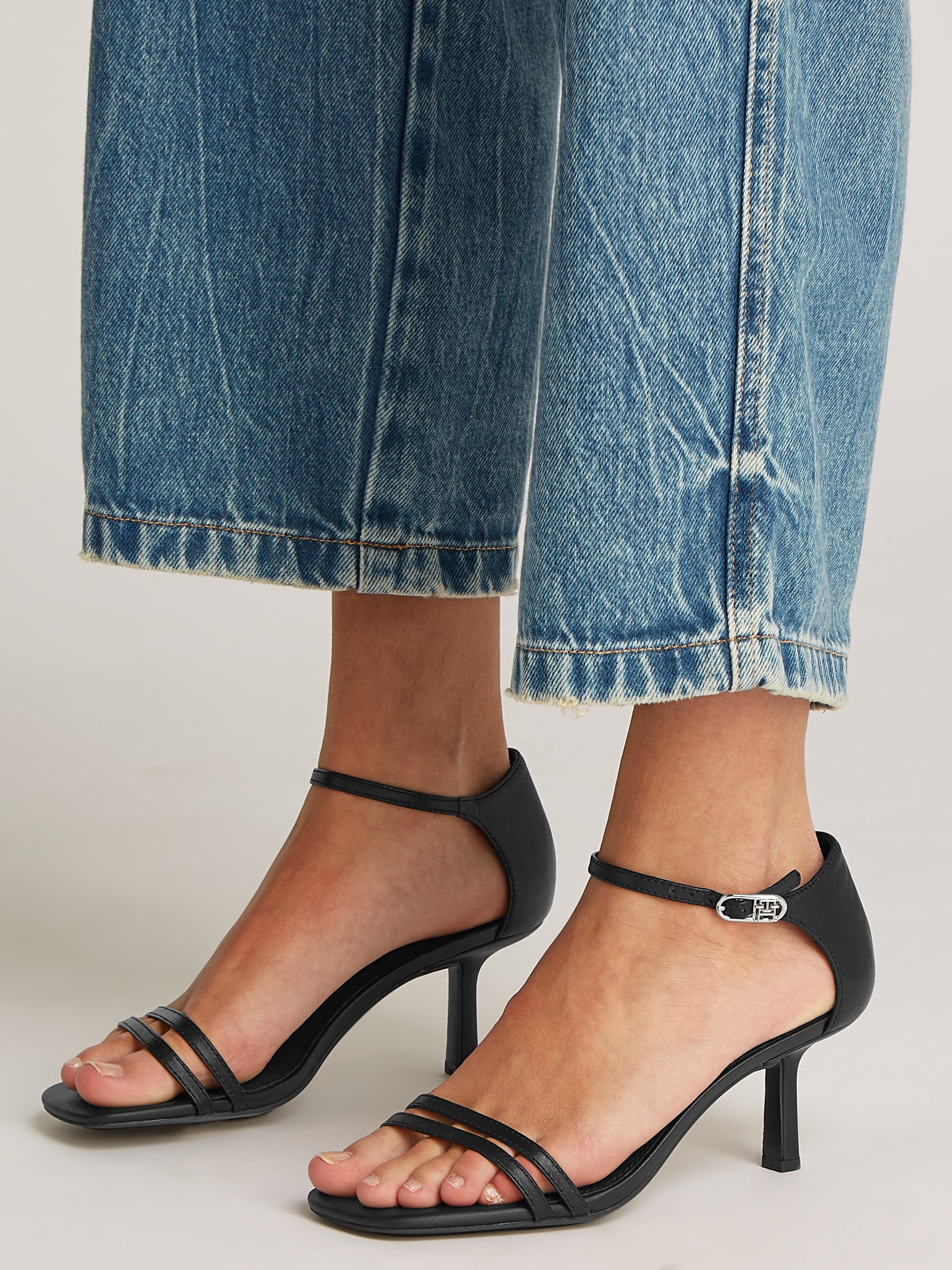 Tommy Hilfiger High-Heel-Sandalette »KITTEN HEEL SANDAL LEATHER«, Stilettoabsatz, Partyschuh, Abendschuh, verstellbares Fesselriemchen