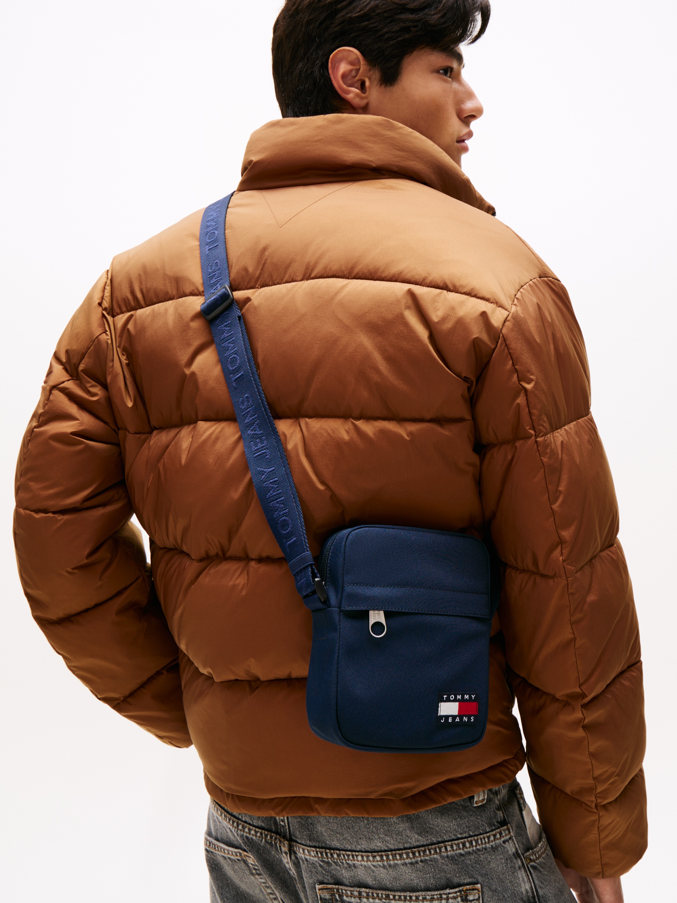 Tommy Jeans Umhängetasche »TJM ESS DAILY REPORTER«, Men Schultertasche, Freizeitasche mit Tommy Jeans Flaggen-Aufnäher