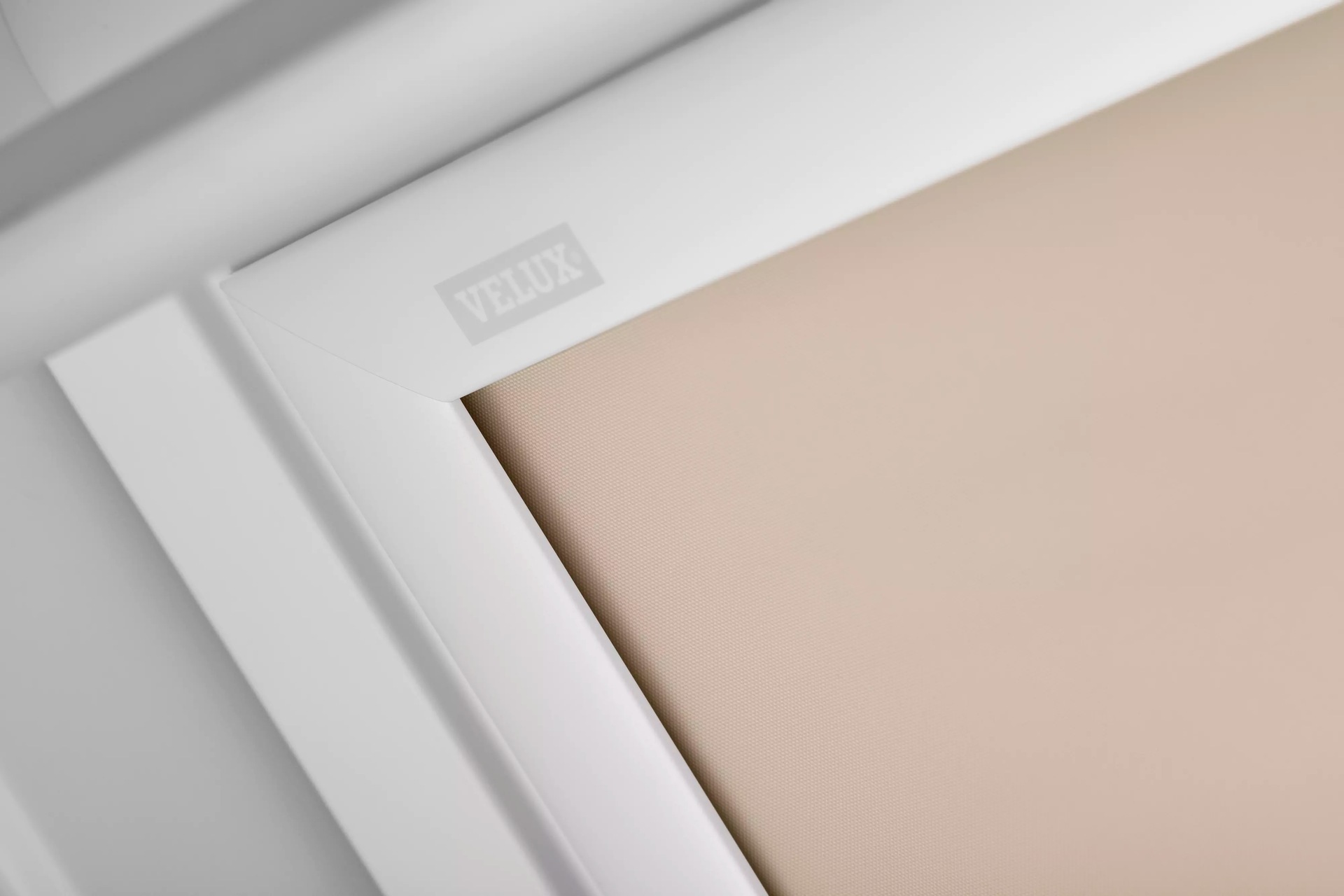 VELUX Verdunklungsrollo »DKL 4556SWL«, verdunkelnd, ohne Bohren, in Führungsschienen, Stoff sandbeige mit alufarbenen Führungsschienen & Griffleiste
