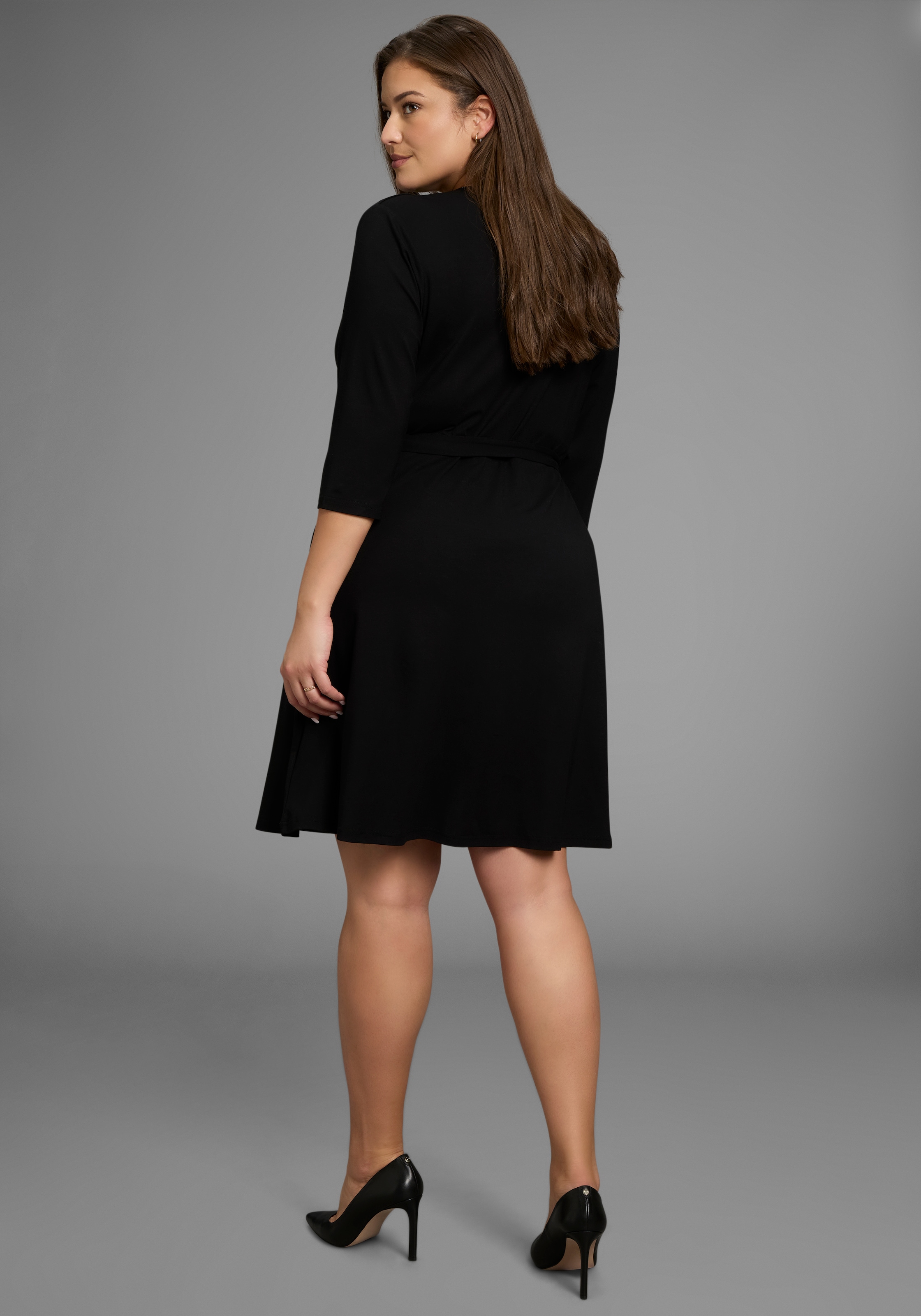 Laura Scott CURVE Jerseykleid mit femininer Wickeloptik und tiefem V-Ausschnitt - GROSSE GRÖSSE