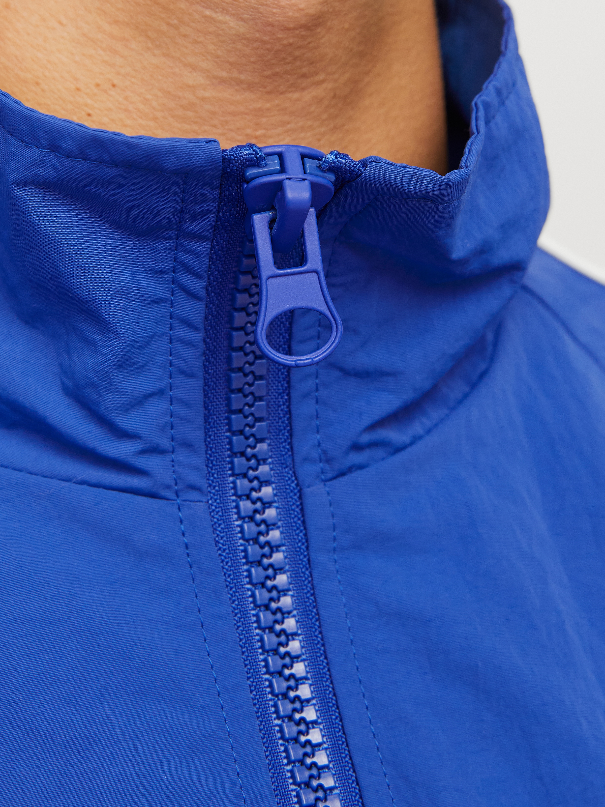 Jack & Jones Outdoorjacke »JCOUNION TRACK JACKET SN«, ohne Kapuze, Mit stylischem Print