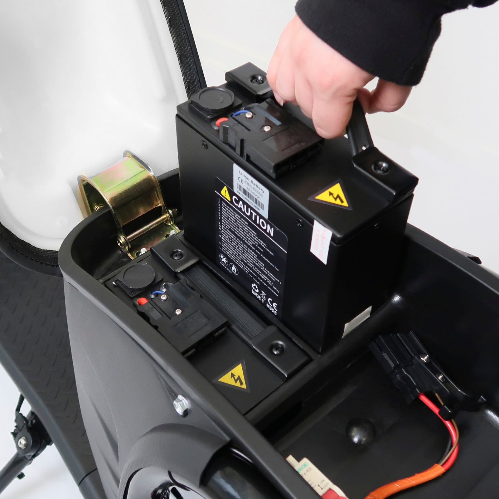 Rolektro E-Motorroller »E-Chopper 45, 2 x 60V-25,6Ah Lithium-Akku, 3000 Watt«, bis zu 108 km Reichweite, mit USB-Anschluss und integr. Alarmanlage