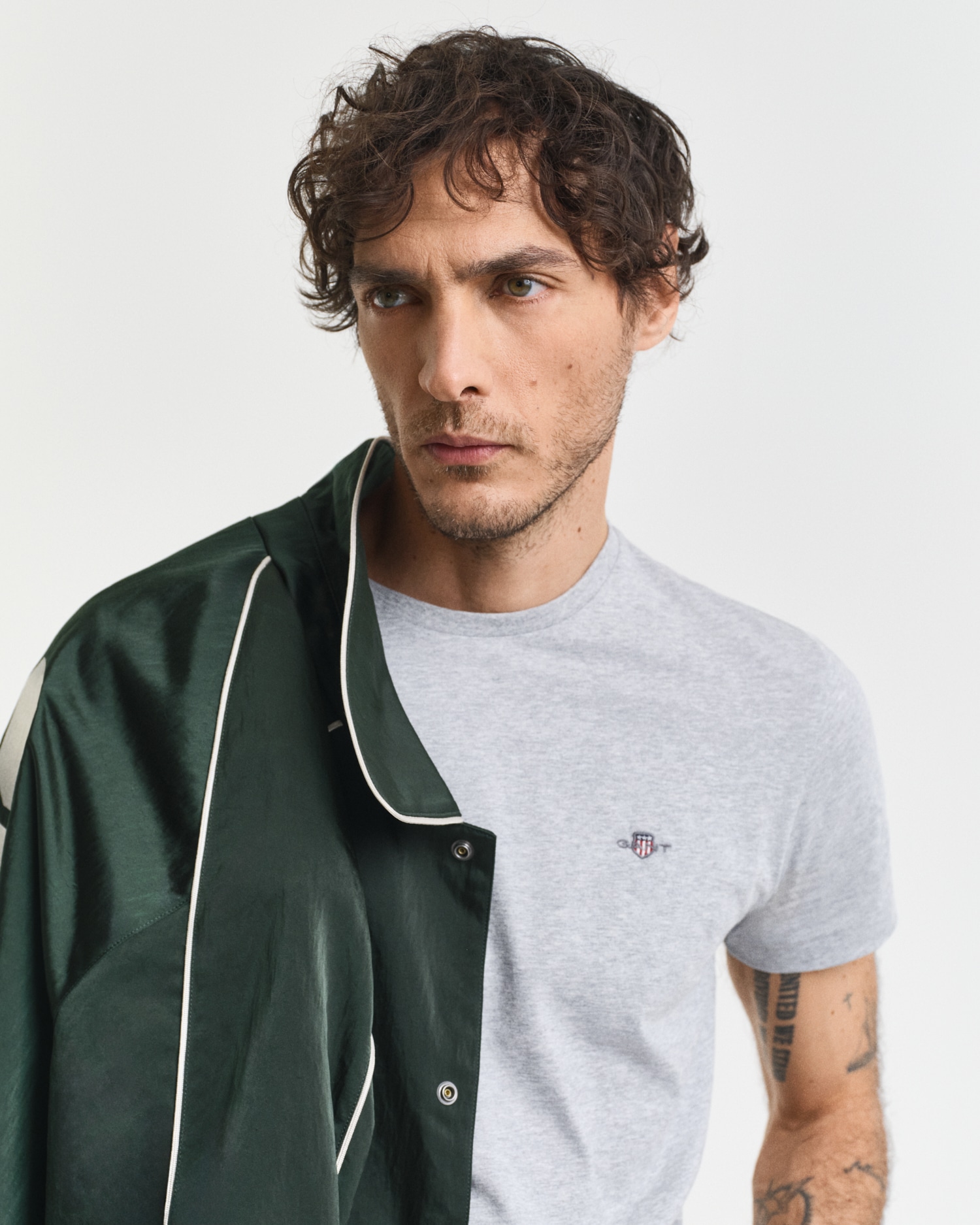 Gant T-Shirt »SLIM SHIELD SS T-SHIRT« mit Logostickerei auf der Brust