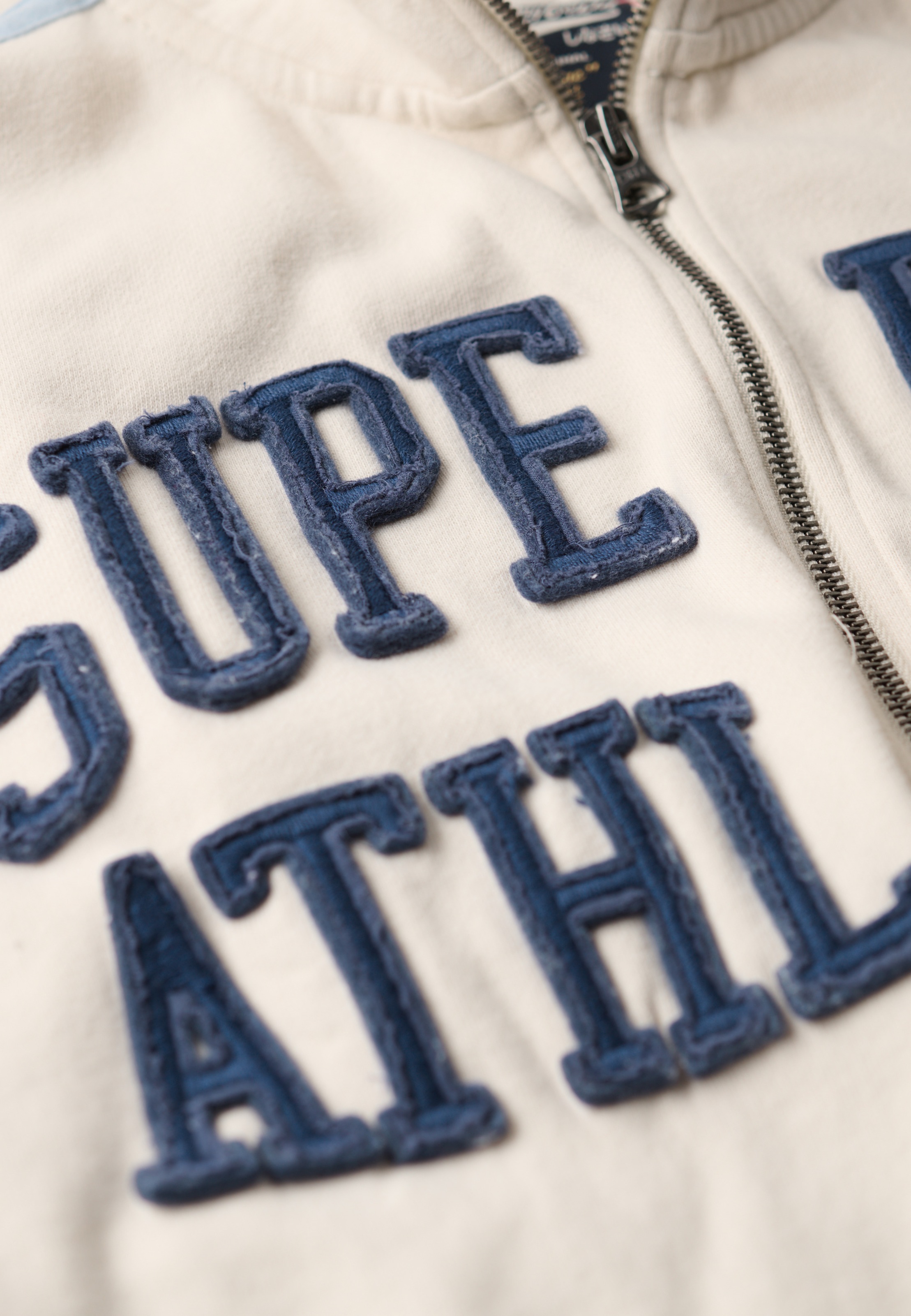 Superdry Sweatjacke »ATHLETIC APPLQ LOOSE ZIP TRACK«, mit hochwertiger Front-Applikation