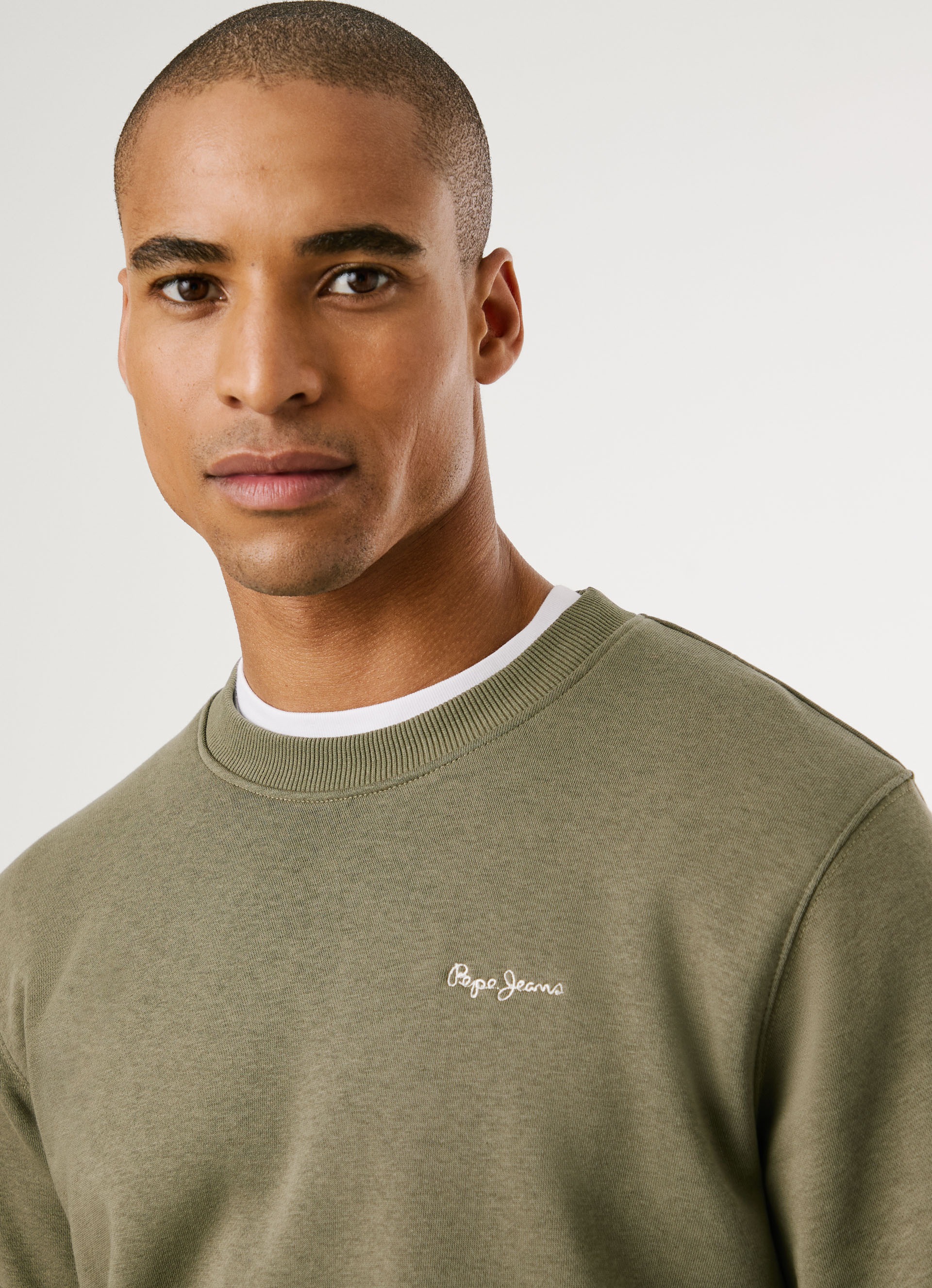 Pepe Jeans Sweatshirt »MACBETH SMALL LOGO PLAIN CREW«, mit Rundhals, Label-Stitching
