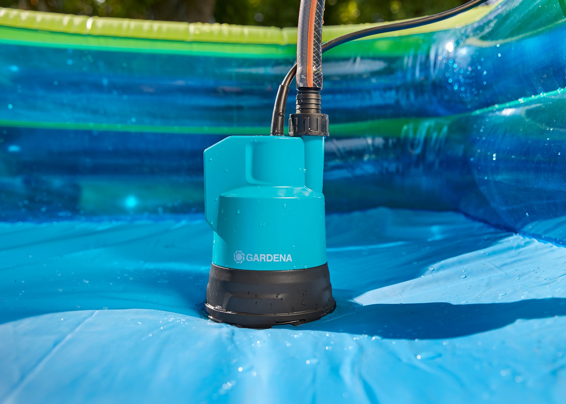 GARDENA Klarwasserpumpe »2000/2 18V P4A Ready-To-Use Set« inkl. Akku und Ladegerät