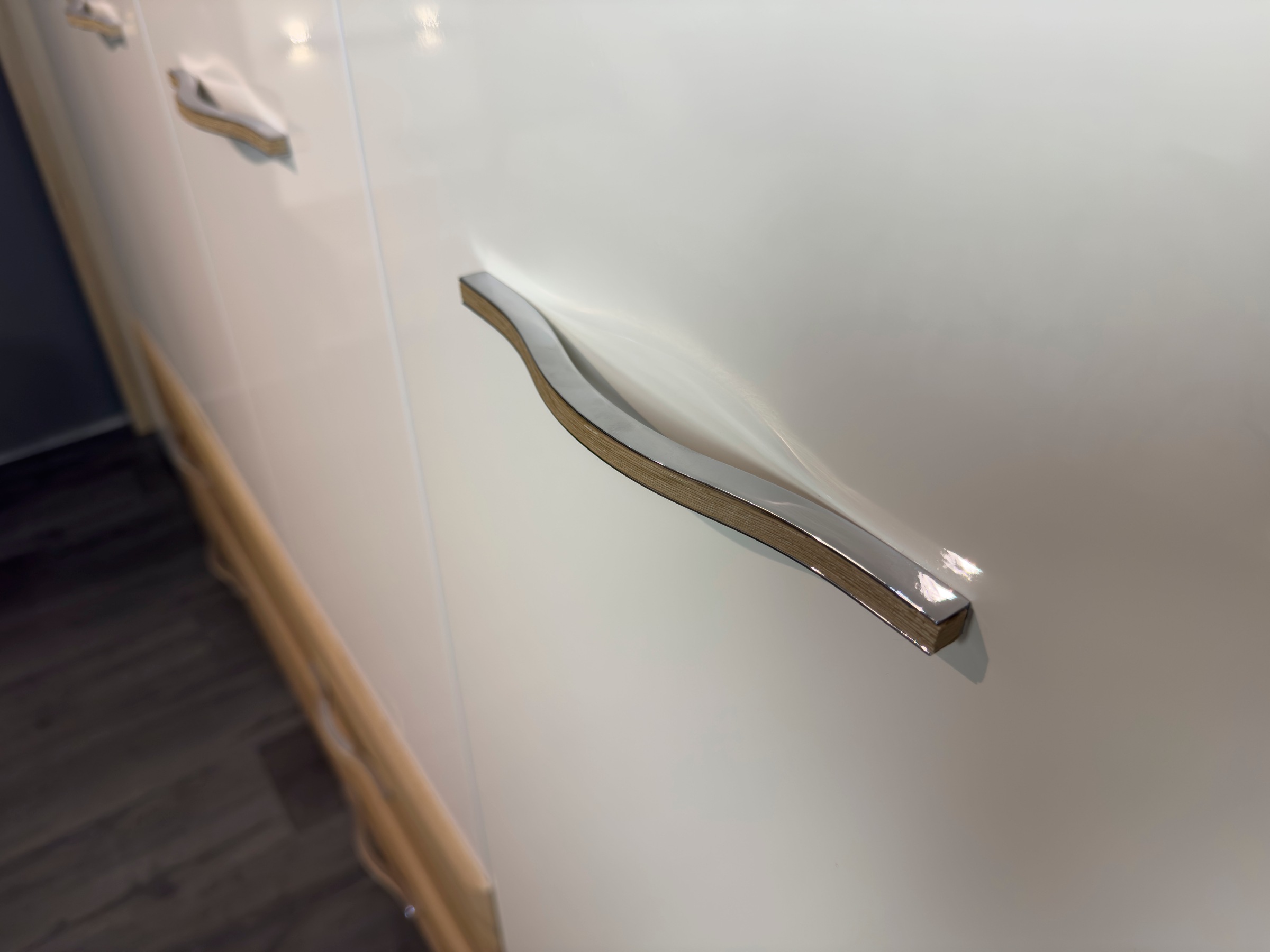 Home affaire Kleiderschrank »Gala, beige hochglänzend UV lackiert, kratzfest, FSC-zertifiziert«, (abgerundete Schubladen aus MDF im Holzdekor, soft-close), mit Beleuchtung und Passpartourahmen, hoher Schrank (224cm), 4 Breiten