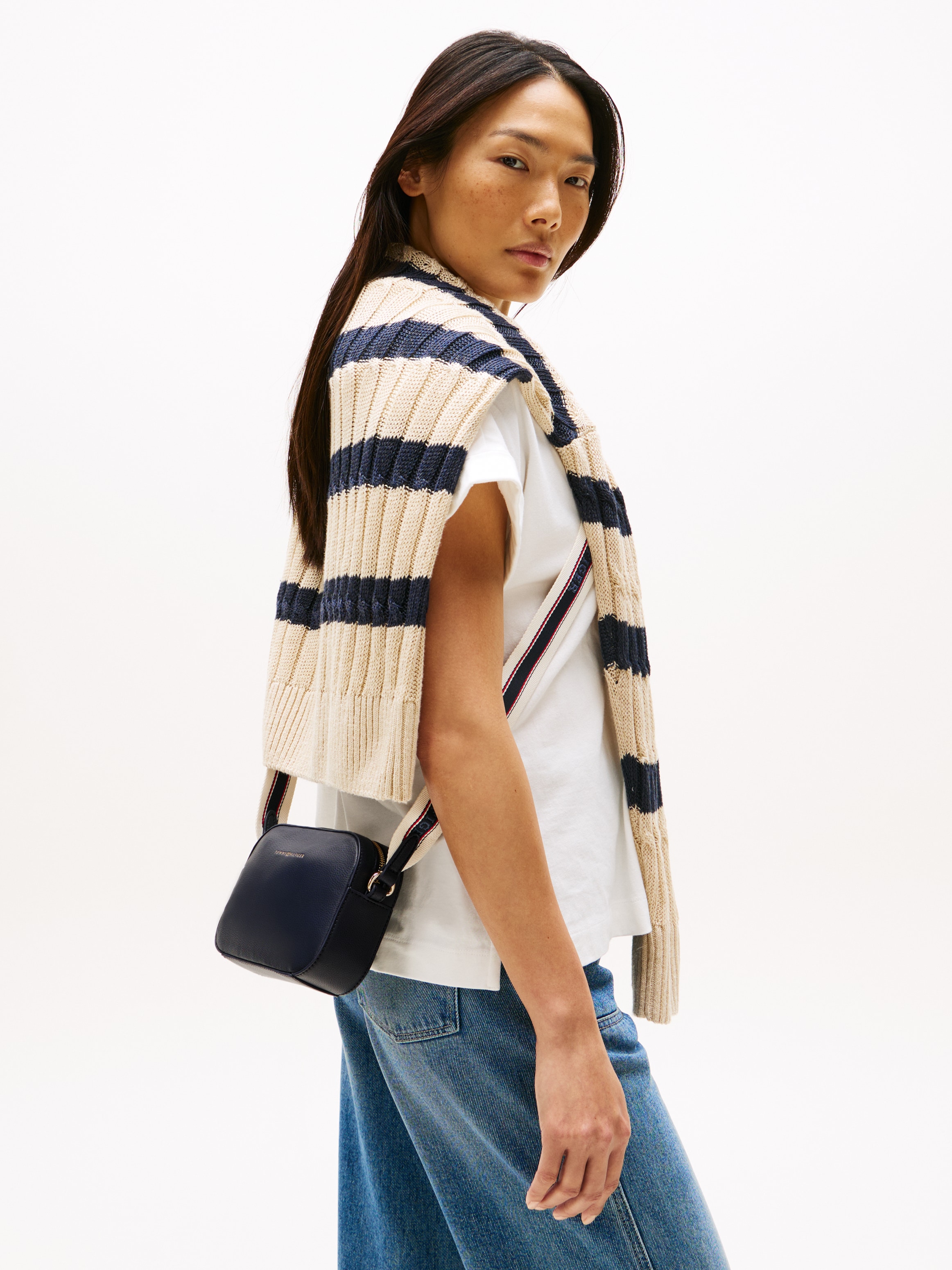 Tommy Hilfiger Umhängetasche »TH LOGOTAPE CAMERA BAG«, Damen Schultertasche, Minibag mit Logo-Schriftzug auf Umhängeriemen