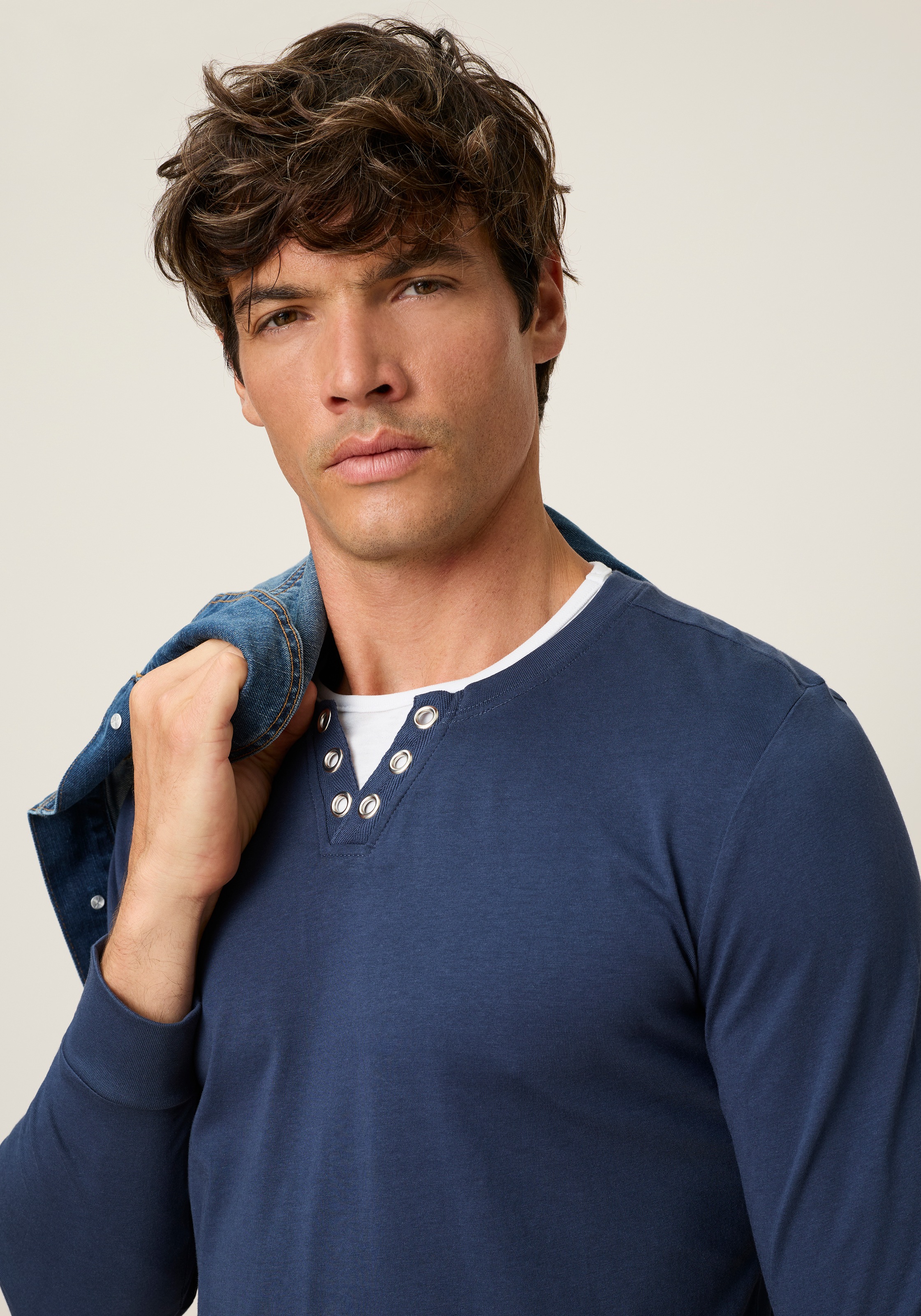 Man's World Rundhalsshirt »Neue Kollektion!« mit Kontrasteinsatz am Halsausschnitt