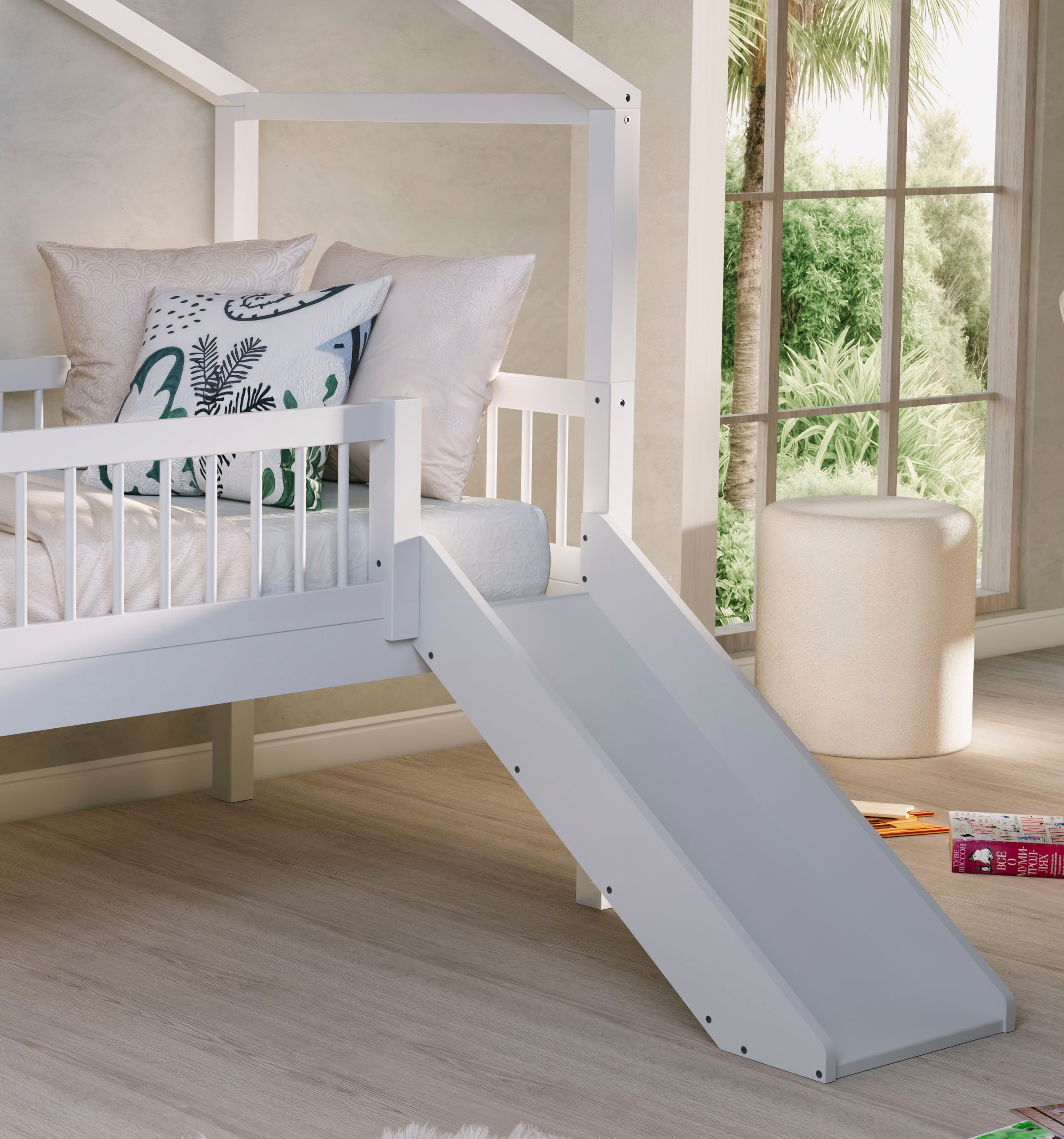 Vipack Hausbett »Forrest ist ein hochwertiges Massivholz Haus Bett "Made in Europe"« inkl. Rolllattenrost, Dachaufbau, Absturzschutz, Leiter und Rutsche,  wahlweise aus massiver Eiche geölt oder Buche massiv weiß lackiert