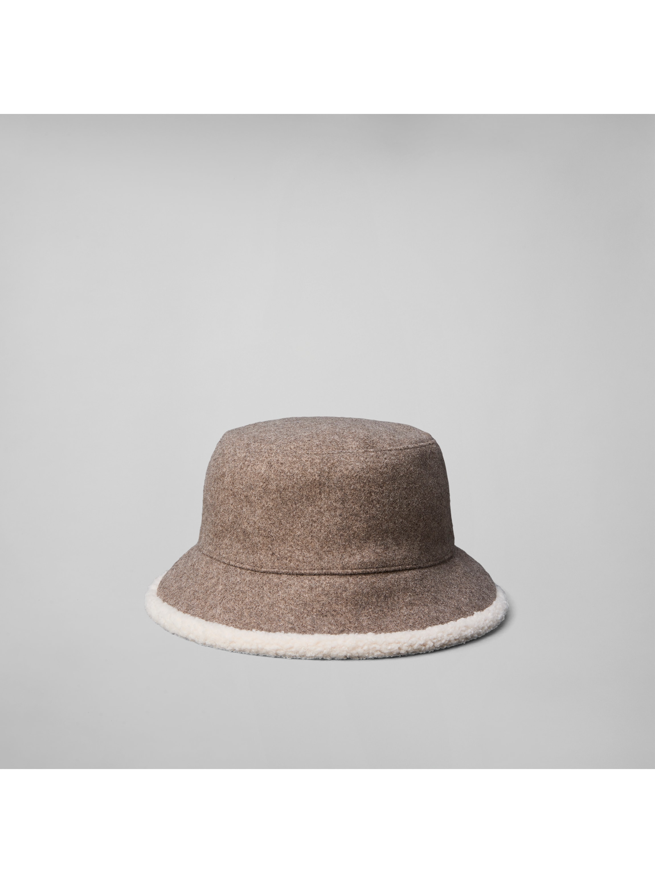 Calvin Klein Fischerhut »SHERPA FELT REVERSIBLE BUCKET« Regular fit mit aufgesticktem Markenlabel