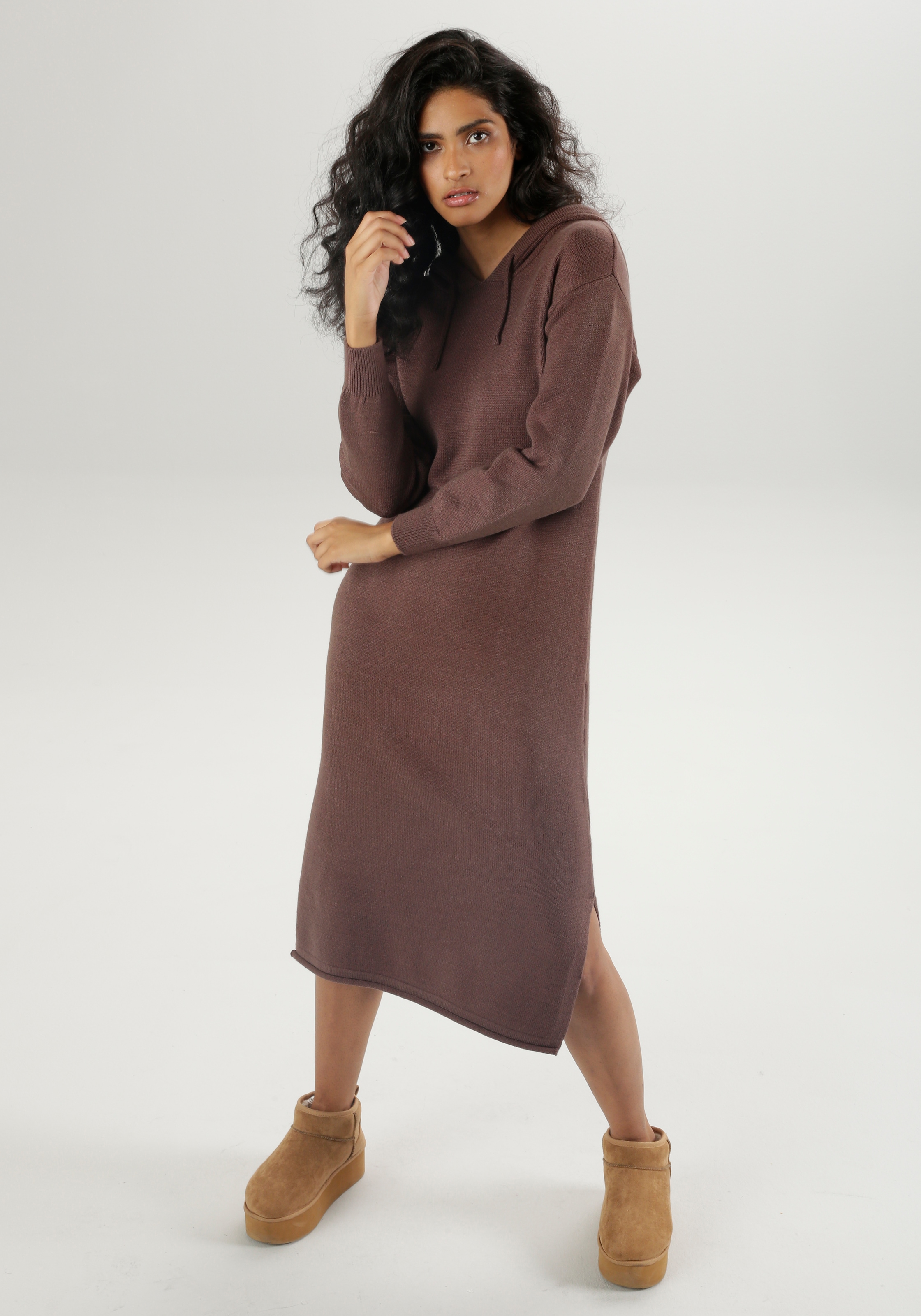 Aniston CASUAL Strickkleid, Kapuze mit Bindeband regulierbar