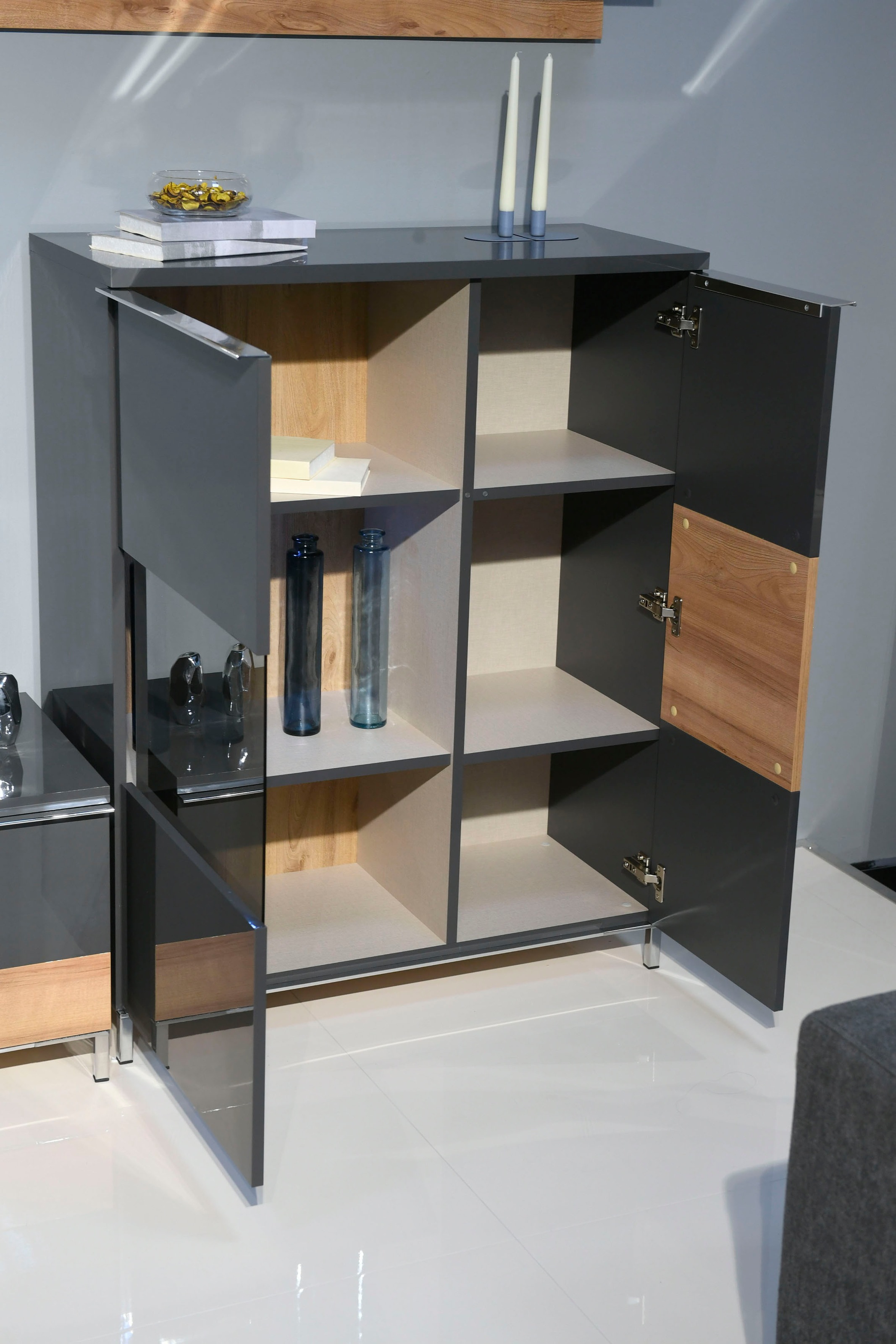 Places of Style Vitrine »Onyx«, (B/H/T): 93,2/116,3/14cm), mit Soft-Close-Funktion