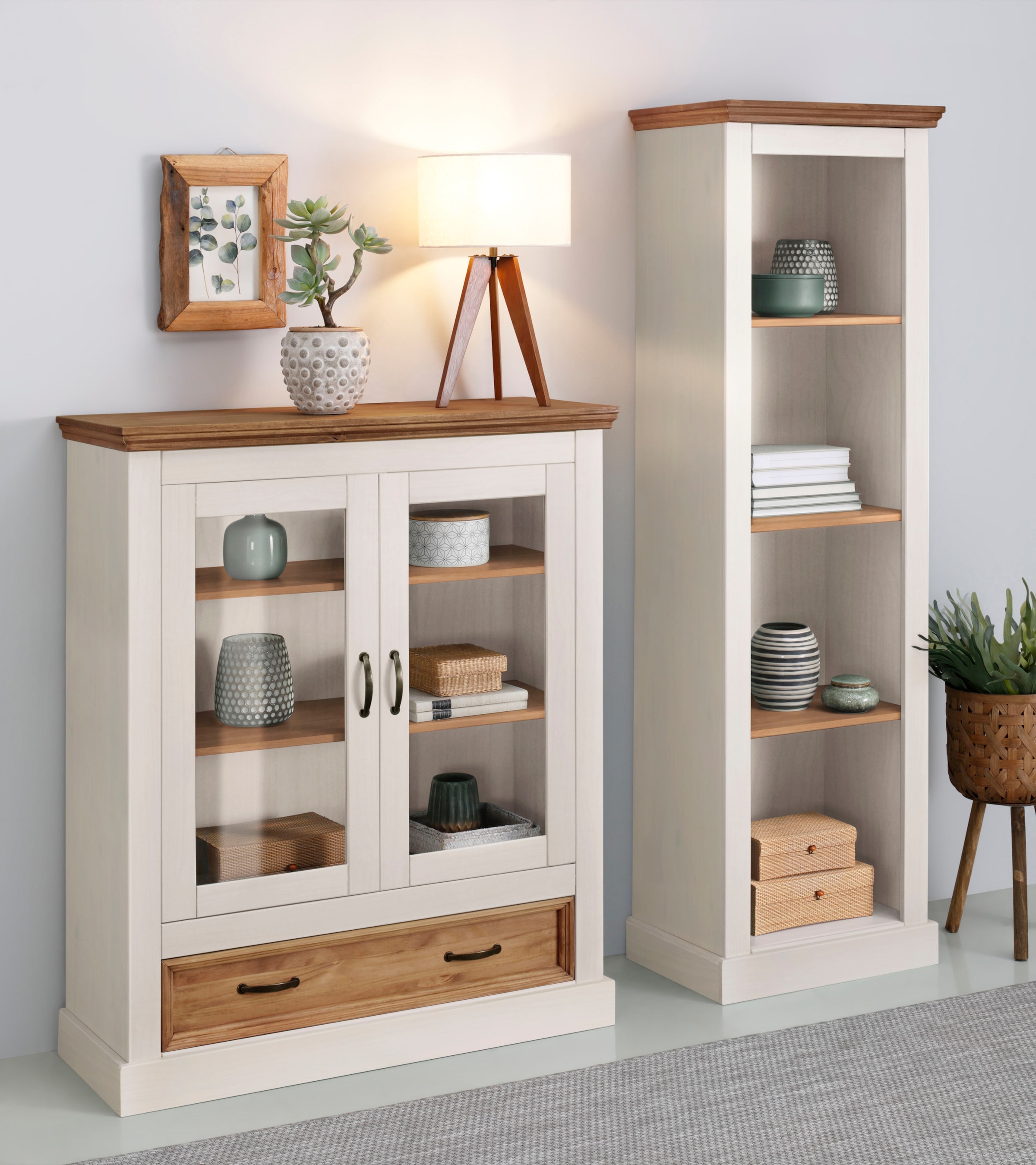 Home affaire Vitrine »Selma Highboard«, aus massivem Kiefernholz, mit Griffen aus antikisiertem Metall