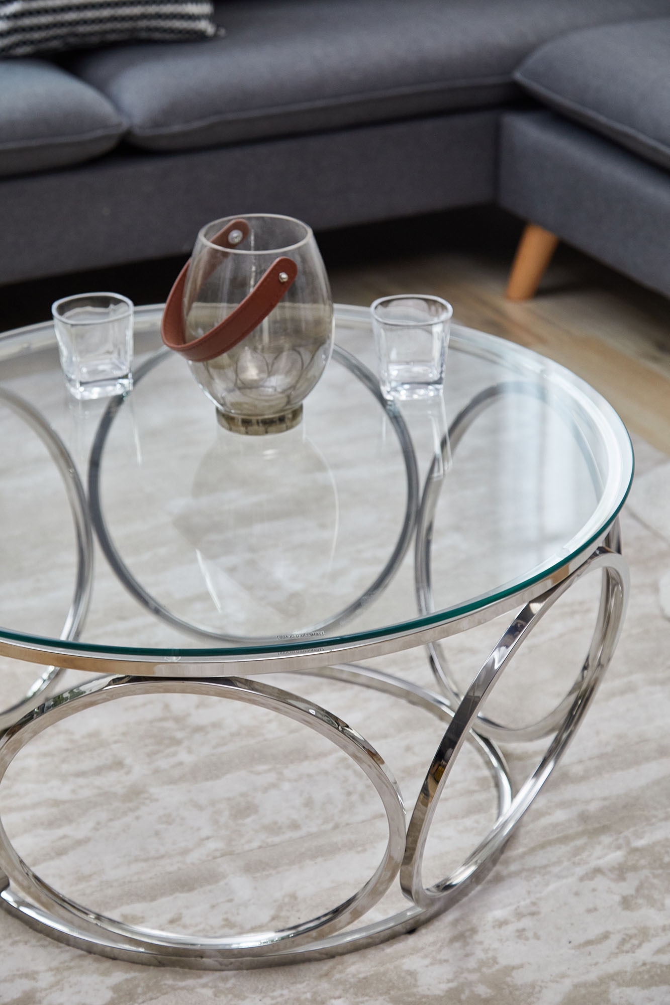 SalesFever Couchtisch, mit Design-Gestell aus Stainless Steel