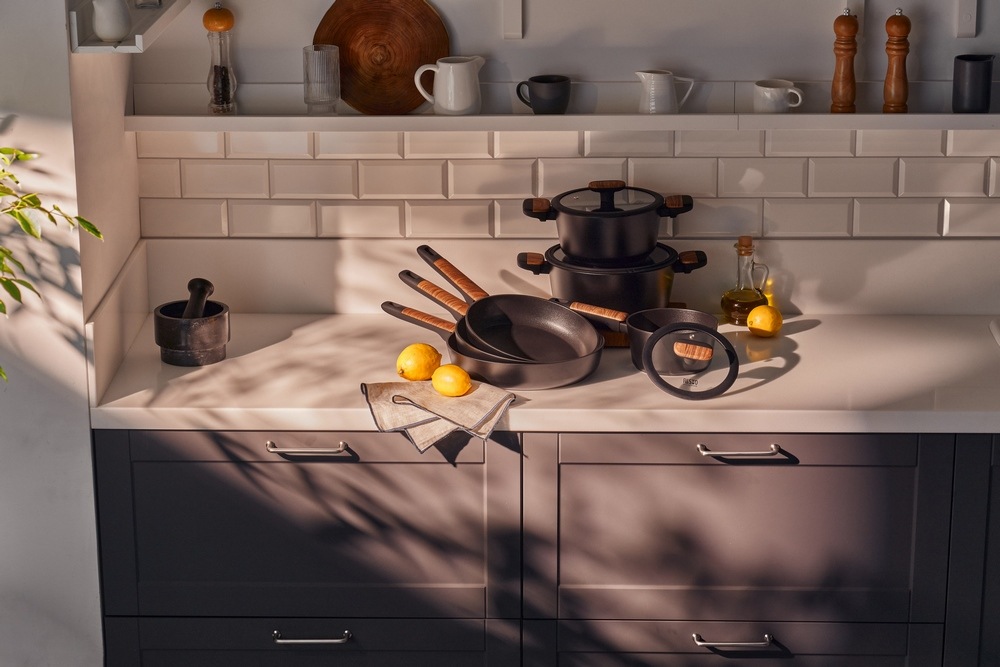 RESTO Kitchenware Kasserolle »Mon, Topf 1,4 l, antihaftbeschichtet und spülmaschinenfest«, Aluminium, (2 tlg.), mit Glasdeckel und stoßdämpfendem Silikonrand, im Geschenkkarton