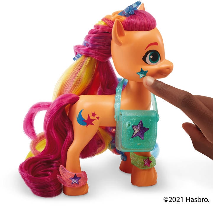 Hasbro Spielfigur »My Little Pony, A New Generation - Regenbogenmähne Sunny Starscout«, mit langen, pinkfarbenen Haaren und Sternschnuppen-Schönheitsfleck