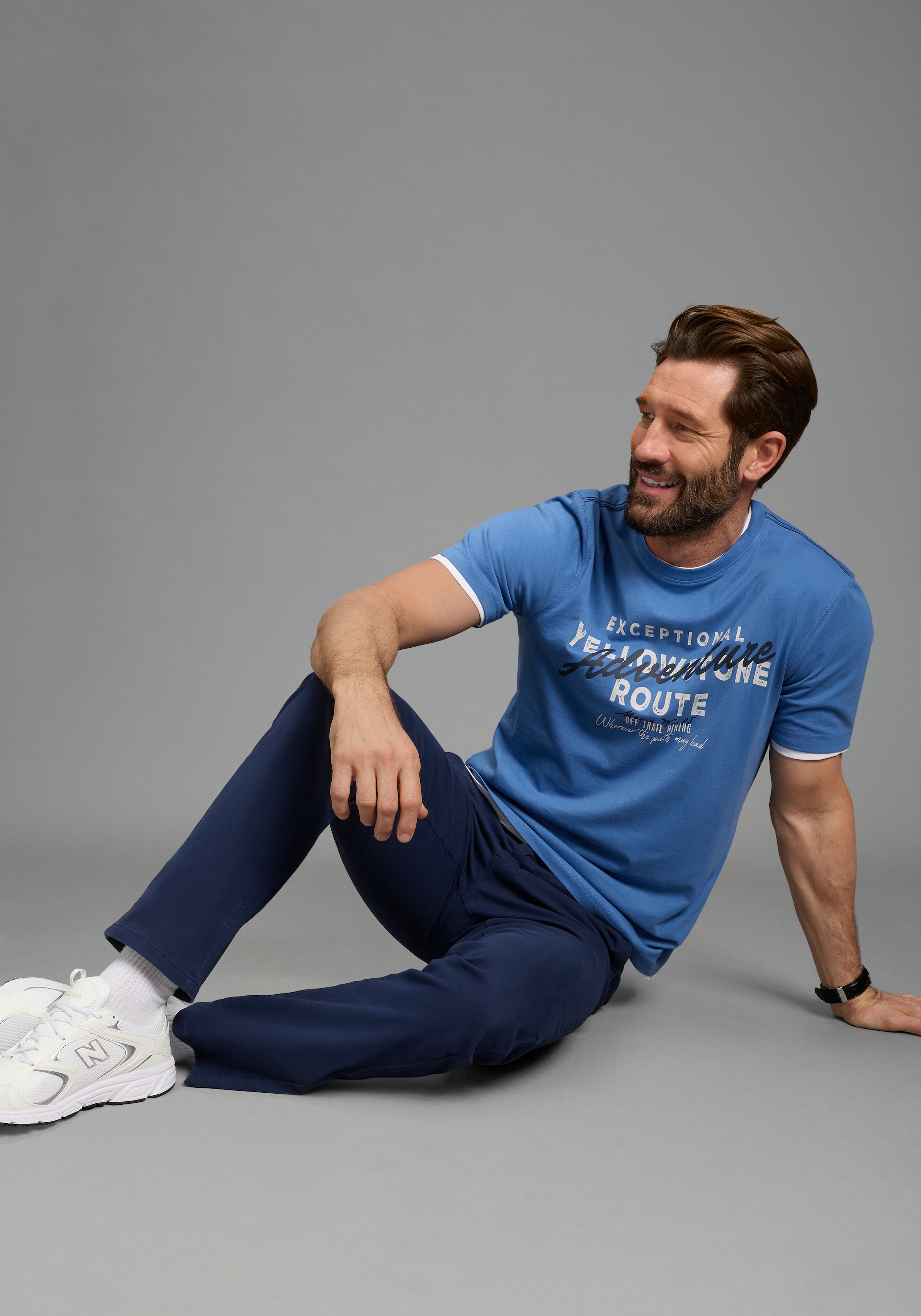 Man's World Rundhalsshirt »Neue Kollektion!« normale Passform, Kurzarm, mit Print-Applikation