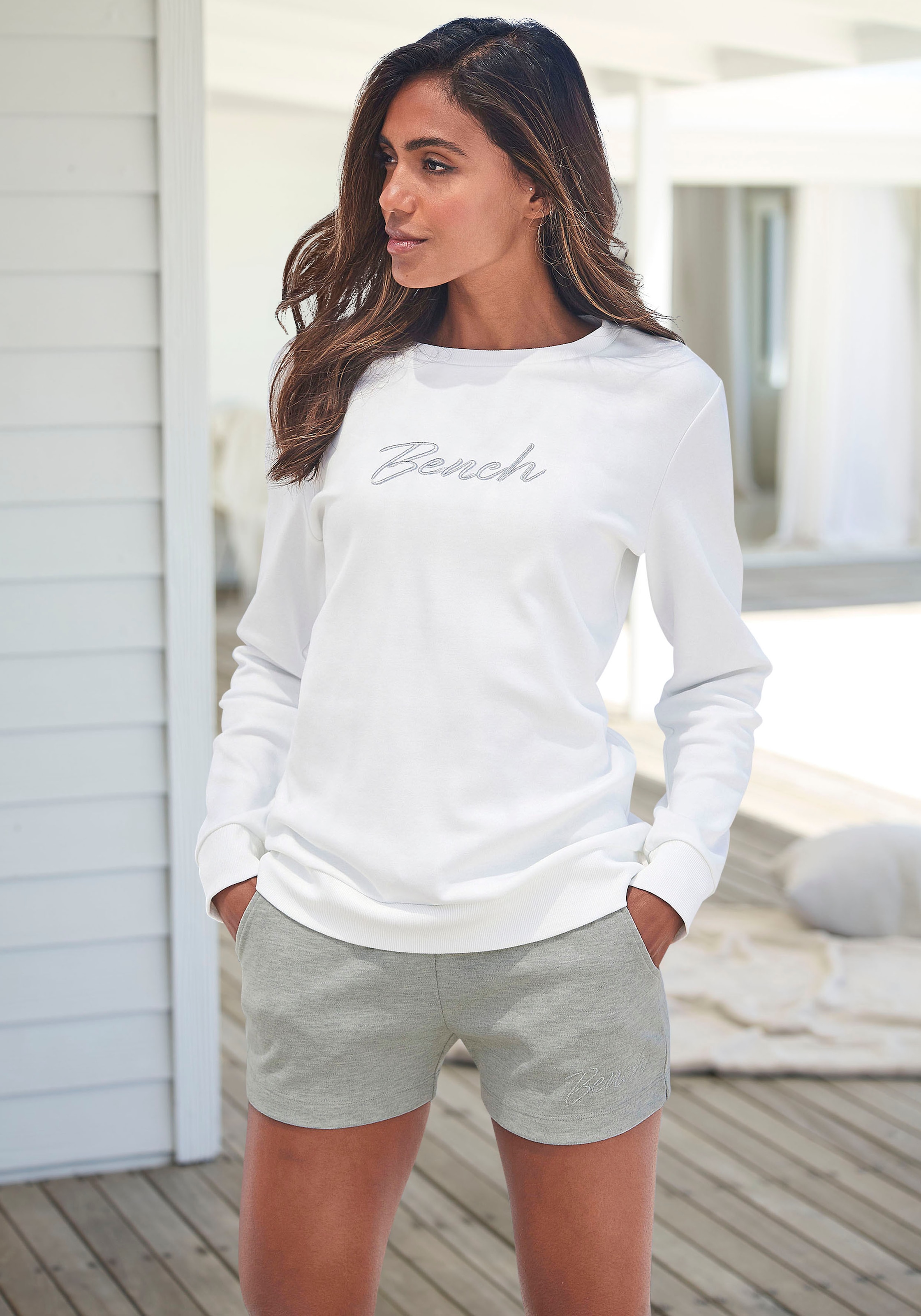 Bench. Loungewear Relaxshorts  mit kleiner glänzenden Logostickerei, Loungeanzug