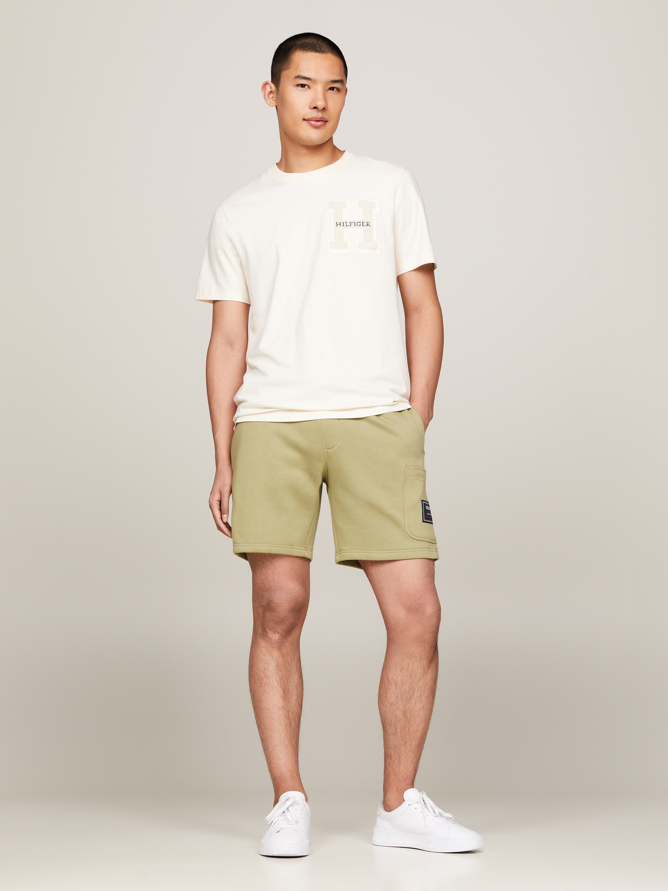 Tommy Hilfiger Sweatshorts »FLAG LOGO BADGE SWEATSHORTS«, Mit Tasche an der Seite