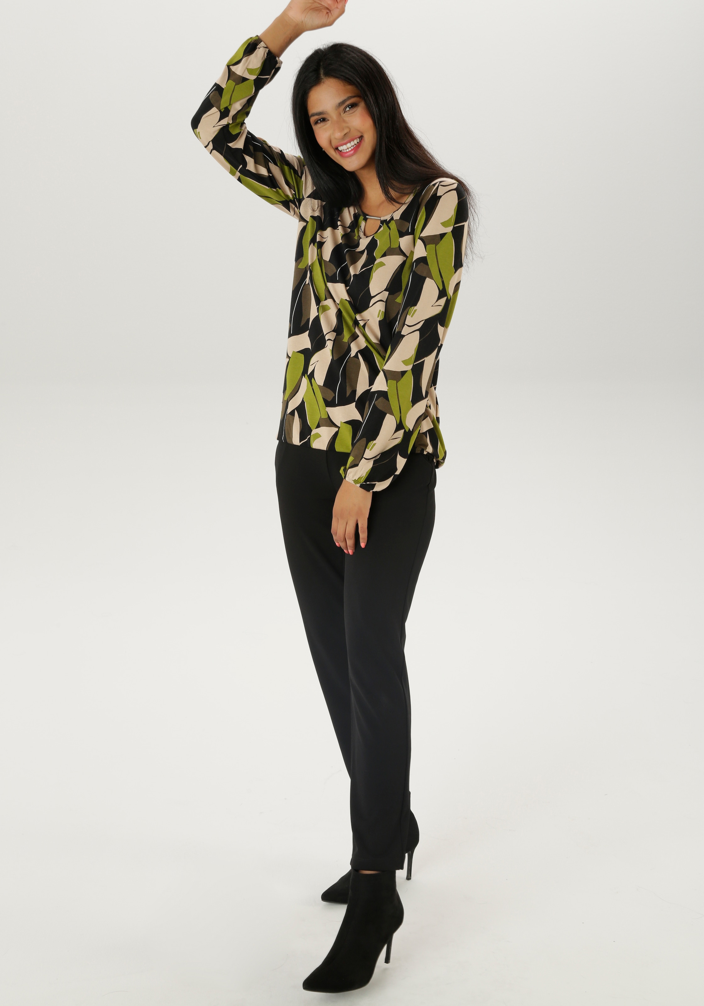 Aniston SELECTED Langarmshirt, mit Cut-out und phantasievollem Druck