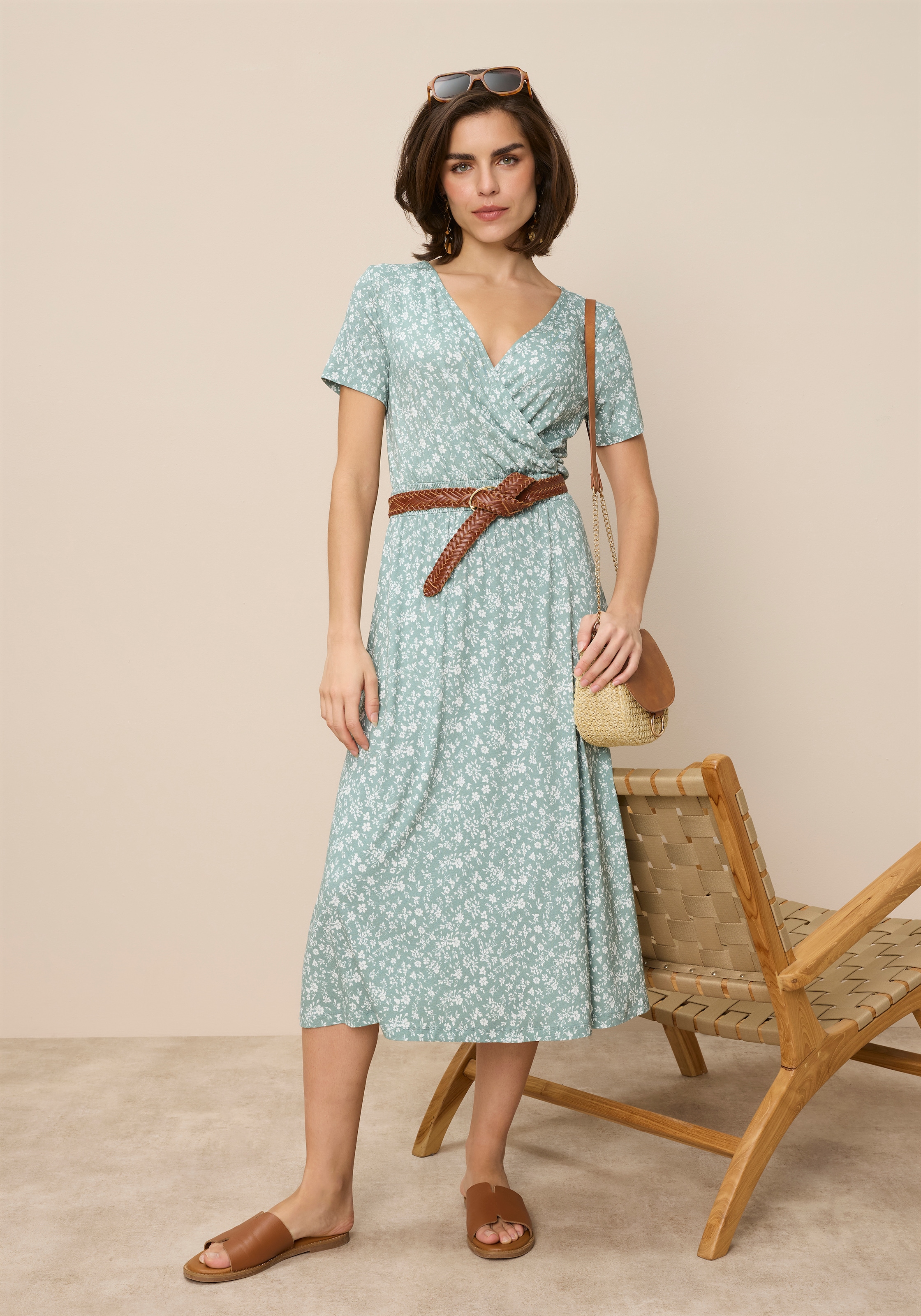 Tamaris Jerseykleid »mit tailliertem Schnitt, aus fließender Viskose-Qualität« in Midilänge