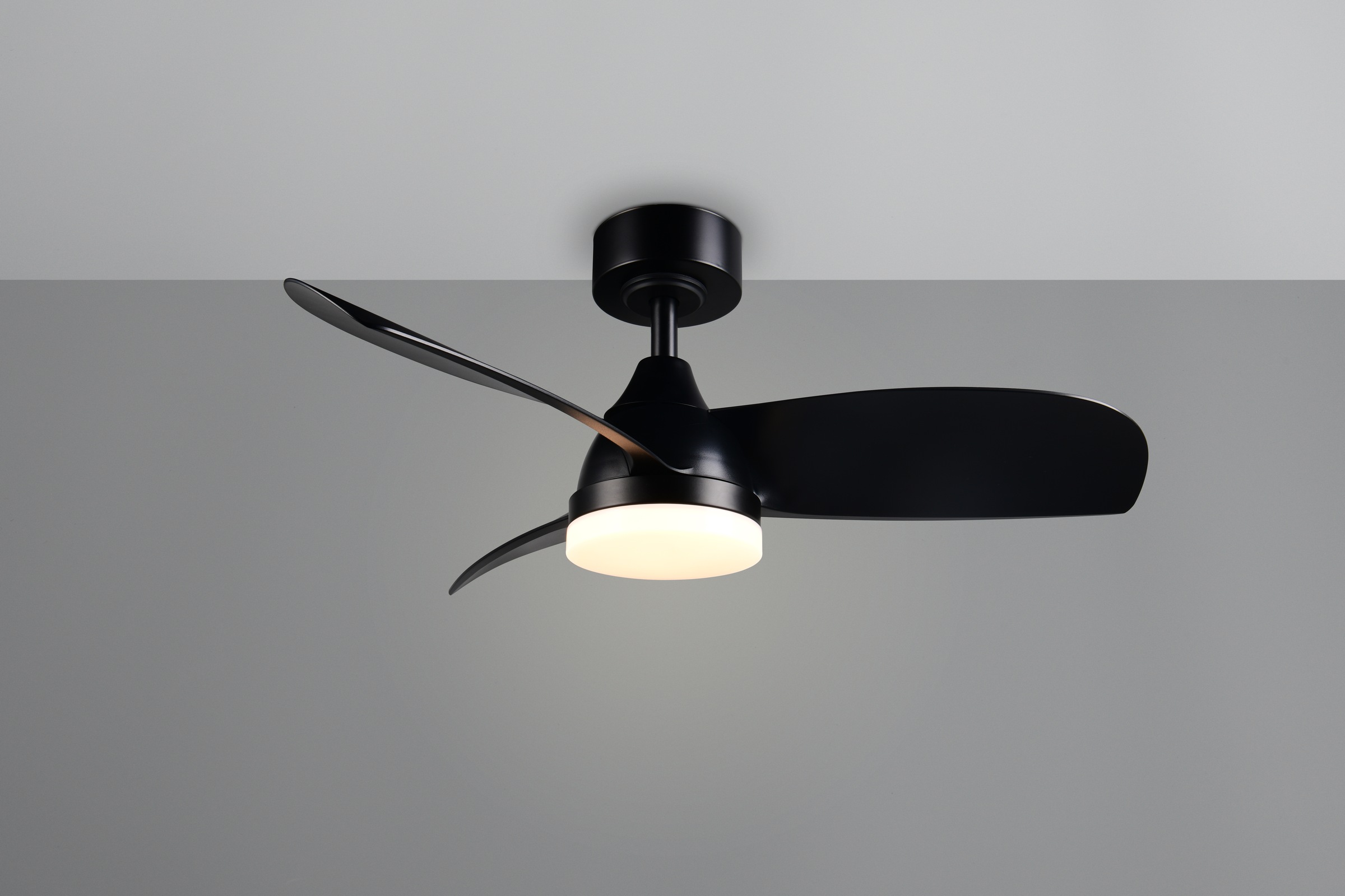 REALITY Leuchten LED Deckenleuchte »HELSINKI mit Ventilator, Deckenventilator mit Licht inkl Fernbedienung«, 1 flammig, Leuchtmittel LED-Board | LED fest integriert, 6 Geschwindigkeiten höhenverstellbar Vor-& Rücklauf dimmbar Nachtlicht