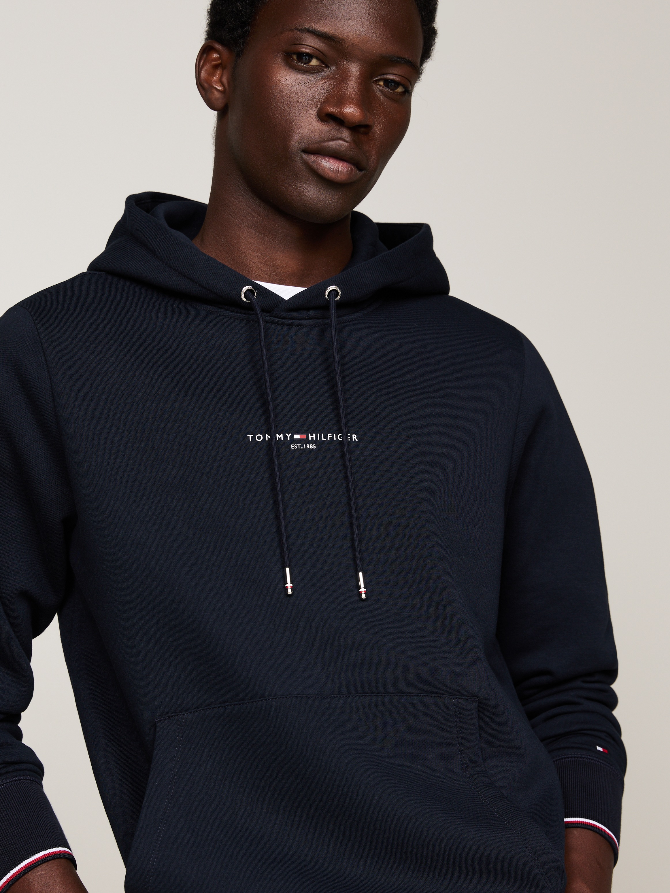 Tommy Hilfiger Hoodie »TOMMY LOGO TIPPED HOODY« Tommy-Tape innen am Ausschnitt, Flag-Stickerei am Ärmel