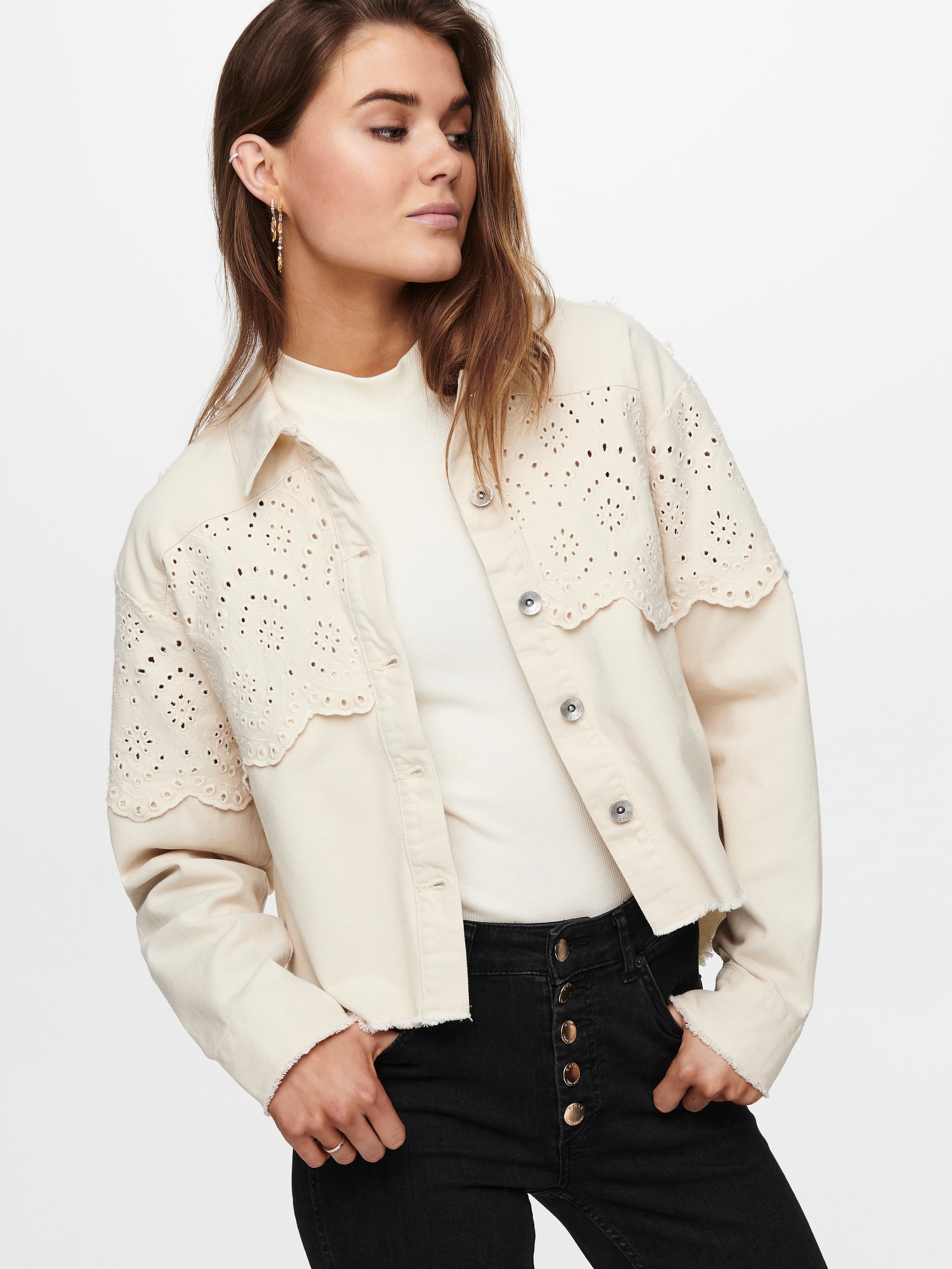 ONLY Kurzjacke »ONLELENA CROCHET JACKET NC OTW« mit hochwertiger Lochspitze