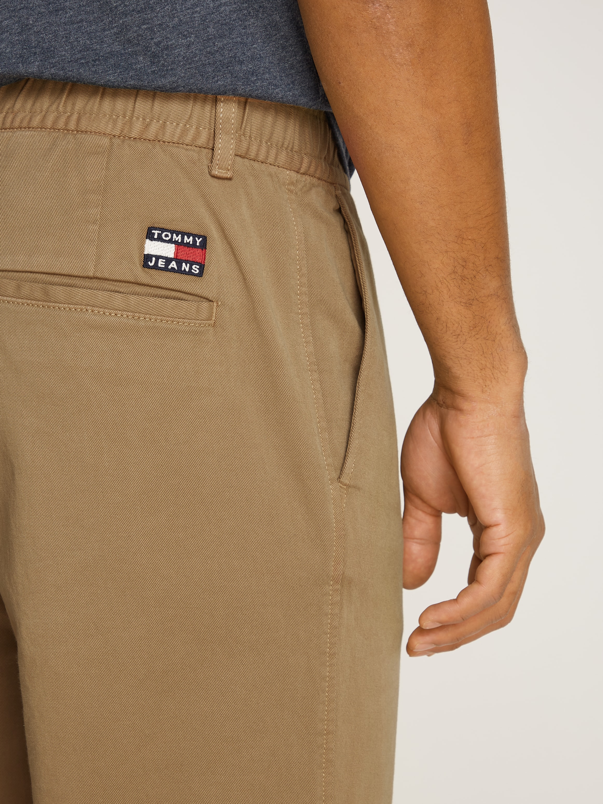 Tommy Jeans Chinohose »TJM CASUAL ELASTICATED PANT«, mit Bundfalten