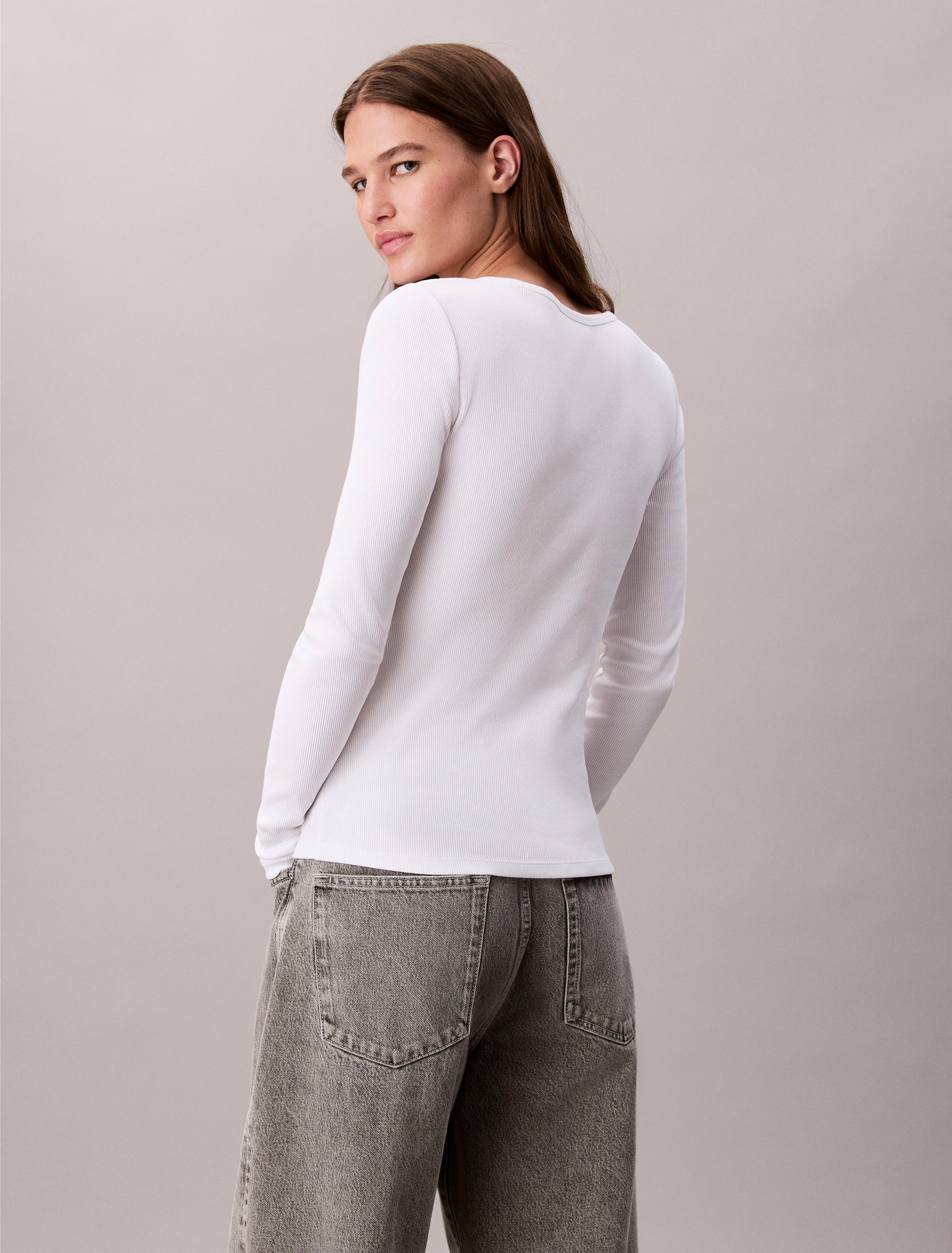 Calvin Klein Jeans Langarmshirt »LS WOVEN LABEL 2X2 RIB SCOOP NEC«, Mit Rundhalsausschnitt, regular fit