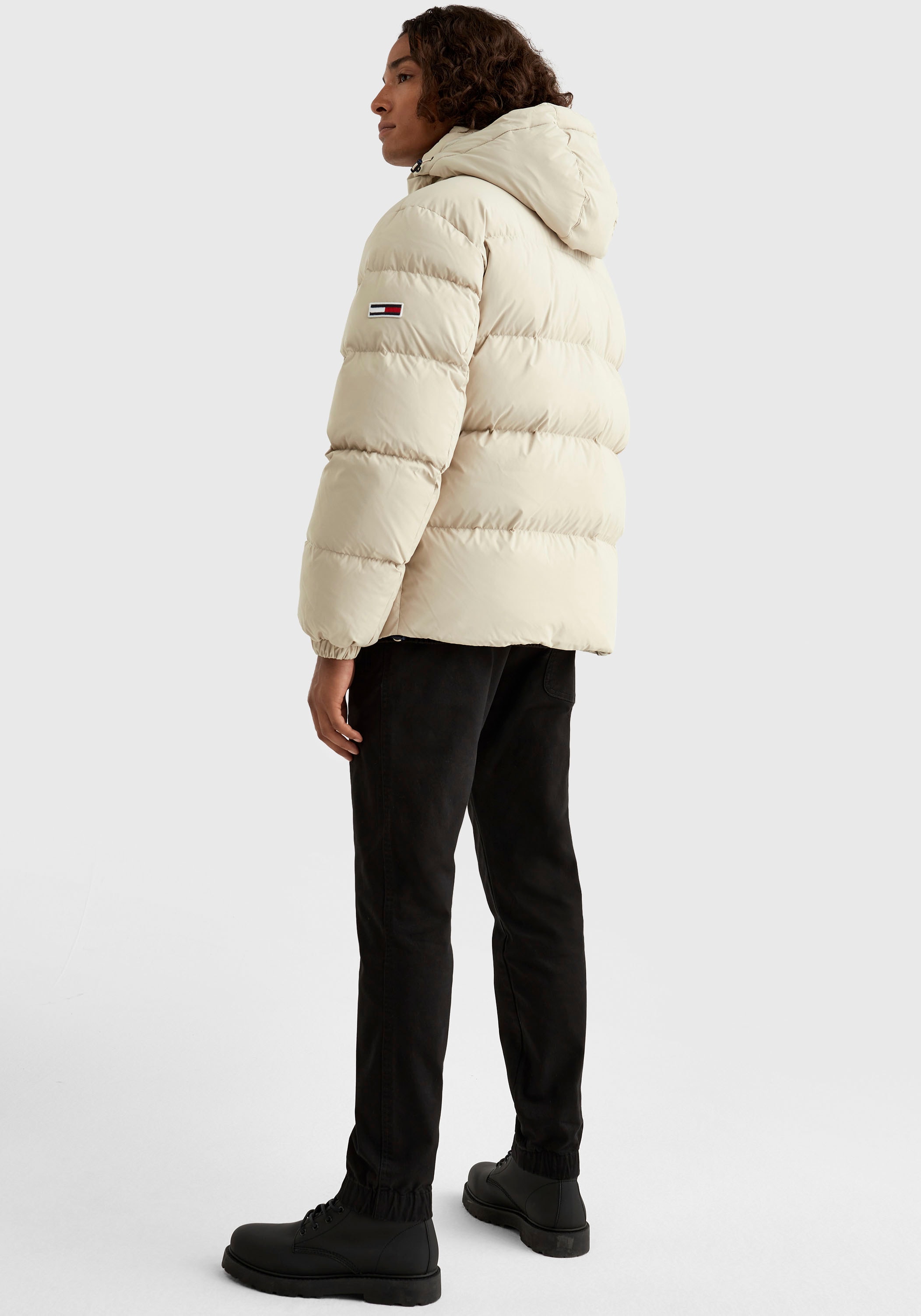 Tommy Jeans Daunenjacke »TJM ESSENTIAL DOWN JACKET«, mit Kapuze, mit Tunnelzug und Stoppern an der Kapuze