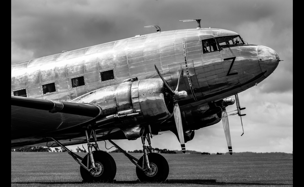 Papermoon Fototapete »Vintage Verkehrsflugzeug Schwarz & Weiß« günstig online kaufen