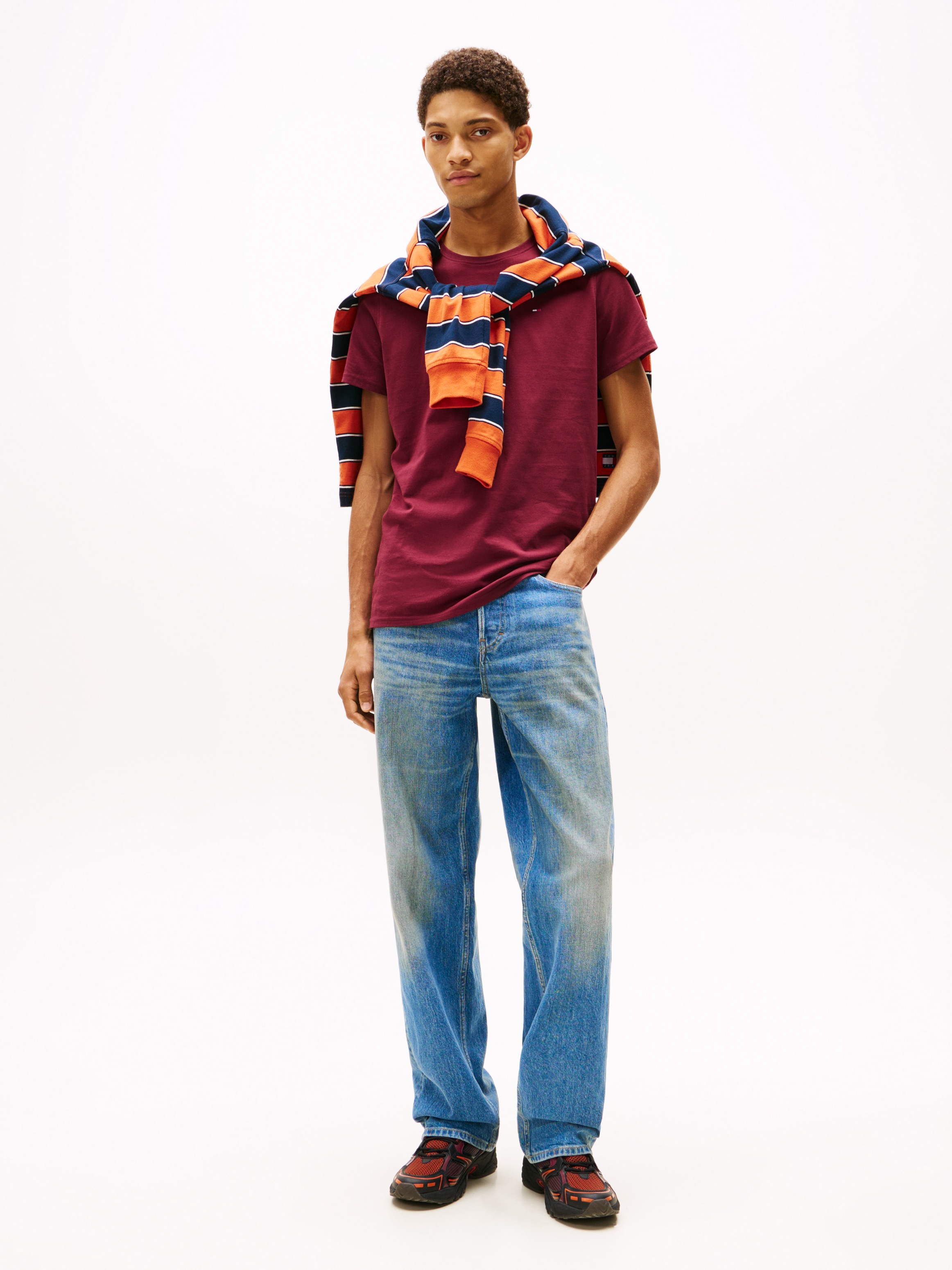 Tommy Jeans T-Shirt »TJM ESSENTIAL SOLID TEE«, mit Rundhalsausschnitt und dezenter Logo-Flag
